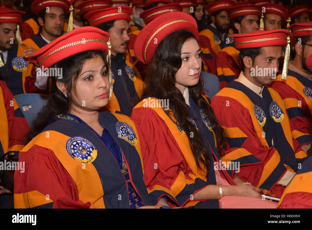 Quetta, Pakistan. 22 Dez, 2016. Die erfolgreichen Teilnehmer hören die Rede von Belutschistan Gouverneur während der 12. jährliche Einberufung Zeremonie von Balochistan Universität Information Technology Engineering und Management sciences am Donnerstag, Dezember 22, 2016 BUITEMS Prämisse in Quetta Pakistan statt. © Din Muhammad Watanpaal/ZMA Fotos/Alamy leben Nachrichten Stockfoto