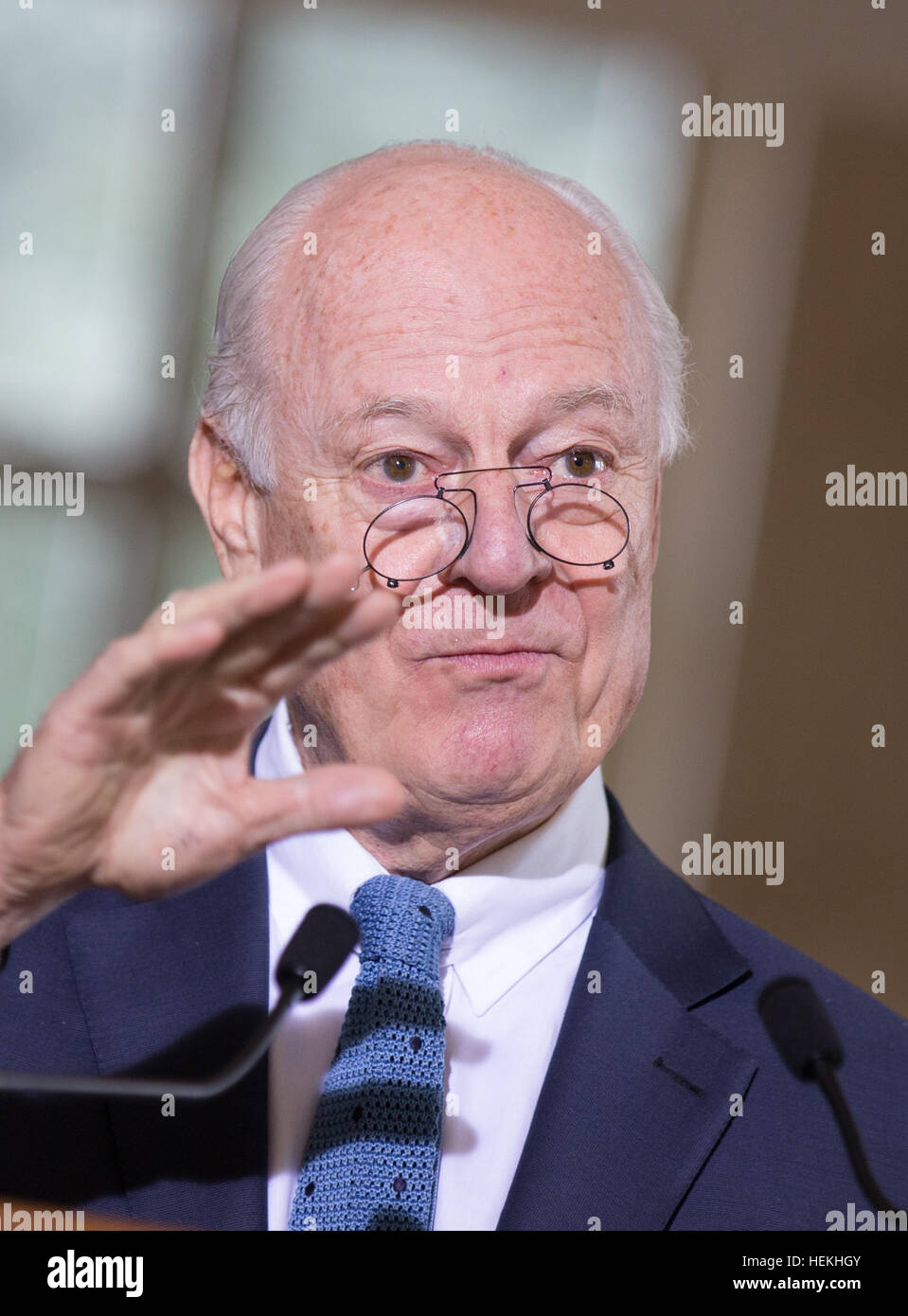 Genf, Schweiz. 22. Dezember 2016.  Der UN-Sondergesandte für Syrien Staffan de Mistura hält eine Pressekonferenz in Genf, Schweiz, 22. Dezember 2016. Staffan de Mistura sagte am Donnerstag, dass die neue UN-Resolution zu Syrien 2328 neue Impulse zu UN-vermittelten Bemühungen, einen politischen Zweck, der Konflikt in Syrien zu vermitteln sucht angelehnt hat. Bildnachweis: Xinhua/Alamy Live-Nachrichten Stockfoto