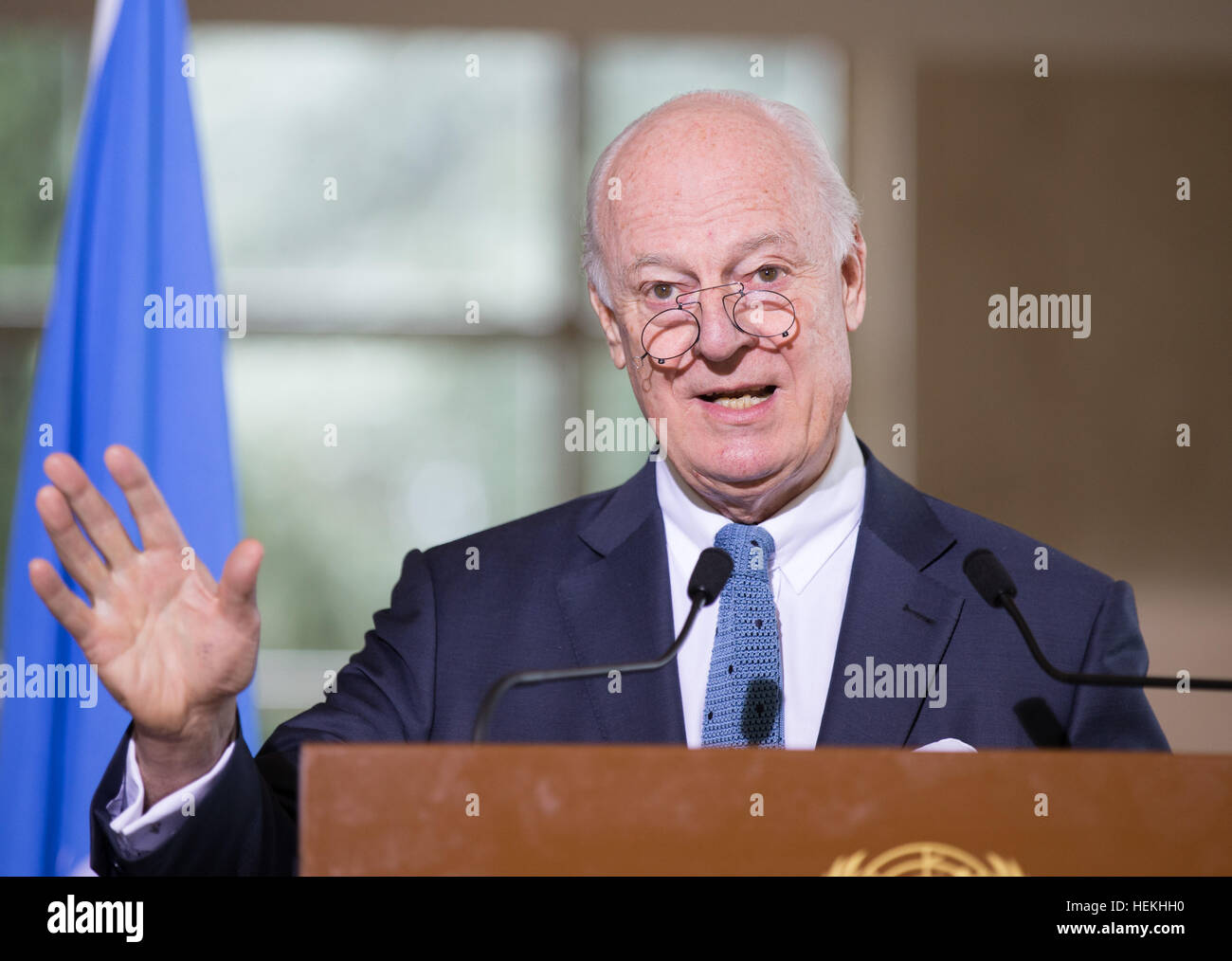 Genf, Schweiz. 22. Dezember 2016.  Der UN-Sondergesandte für Syrien Staffan de Mistura hält eine Pressekonferenz in Genf, Schweiz, 22. Dezember 2016. Staffan de Mistura sagte am Donnerstag, dass die neue UN-Resolution zu Syrien 2328 neue Impulse zu UN-vermittelten Bemühungen, einen politischen Zweck, der Konflikt in Syrien zu vermitteln sucht angelehnt hat. Bildnachweis: Xinhua/Alamy Live-Nachrichten Stockfoto