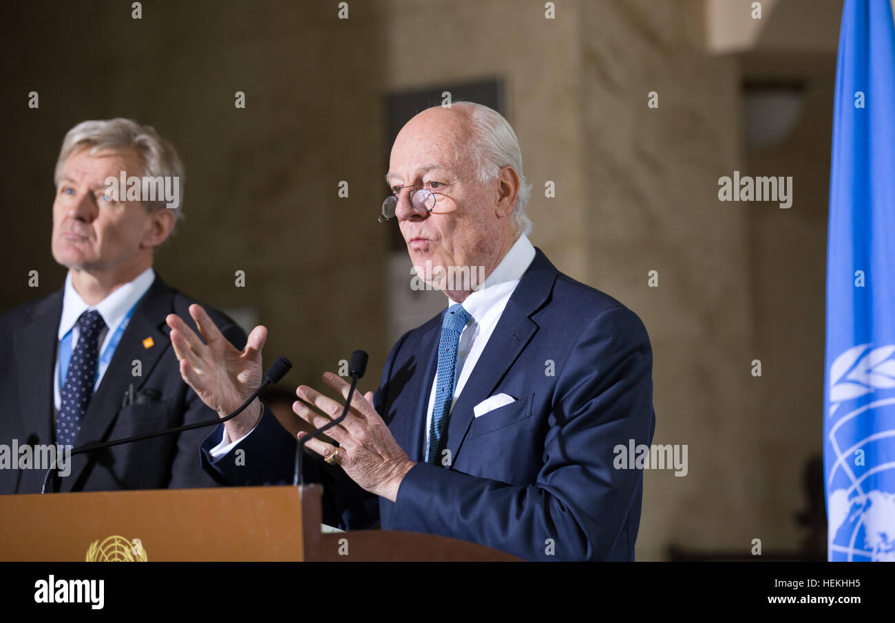 Genf, Schweiz. 22. Dezember 2016.  Der UN-Sondergesandte für Syrien Staffan De Mistura (R) hält eine Pressekonferenz in Genf, Schweiz, 22. Dezember 2016. Staffan de Mistura sagte am Donnerstag, dass die neue UN-Resolution zu Syrien 2328 neue Impulse zu UN-vermittelten Bemühungen, einen politischen Zweck, der Konflikt in Syrien zu vermitteln sucht angelehnt hat. Bildnachweis: Xinhua/Alamy Live-Nachrichten Stockfoto