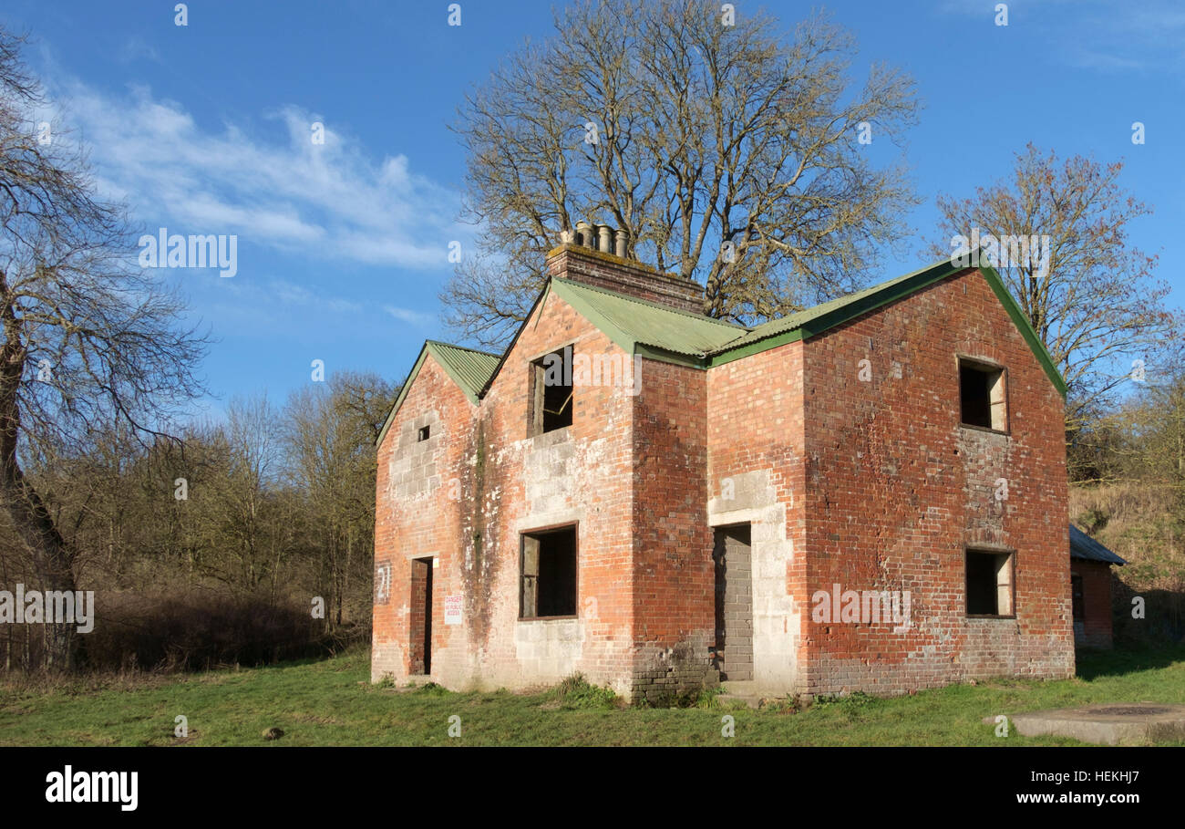 Imber Dorf, Wiltshire, UK. 22. Dezember 2016. Das Wetter.  Wintersonne auf dem verlassenen Dorf Imber, Salisbury Plain Wiltshire. Imber wurde von der britischen Armee für Schulungszwecke im 2. Weltkrieg beschlagnahmt, die Vertriebenen Dorfbewohner nie zurückgegeben. Begrenzten Zugriff auf die öffentlichen, wenn Army Training ermöglicht. © Herr Standfastt/Alamy Live-Nachrichten Stockfoto