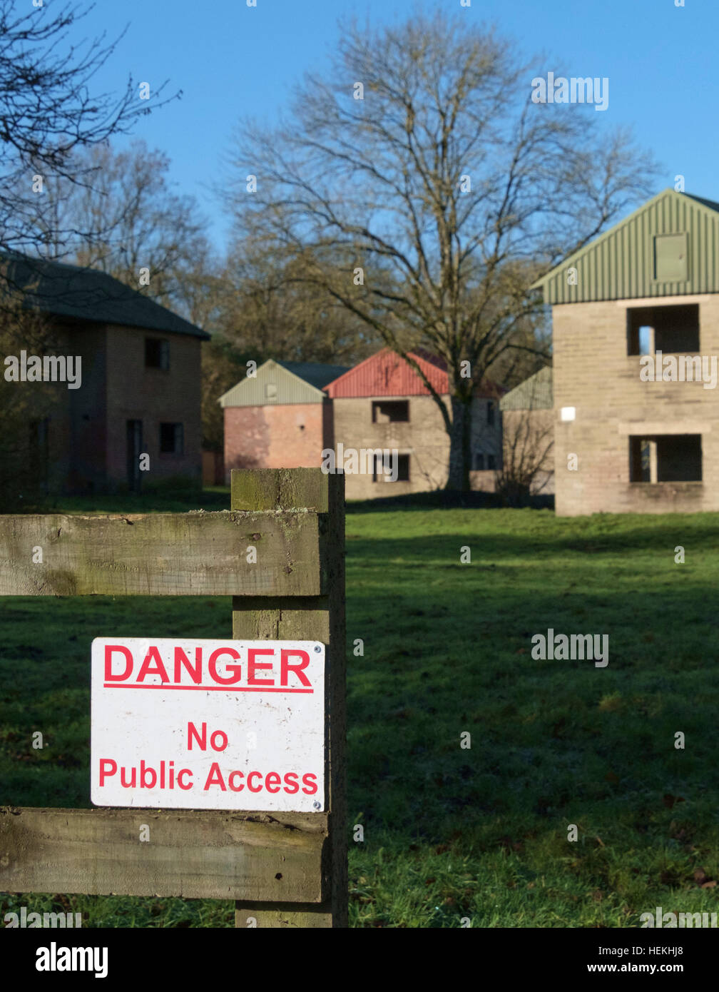 Imber Dorf, Wiltshire, UK. 22. Dezember 2016. Das Wetter.  Wintersonne auf dem verlassenen Dorf Imber, Salisbury Plain Wiltshire. Imber wurde von der britischen Armee für Schulungszwecke im 2. Weltkrieg beschlagnahmt, die Vertriebenen Dorfbewohner nie zurückgegeben. Begrenzten Zugriff auf die öffentlichen, wenn Army Training ermöglicht. © Herr Standfastt/Alamy Live-Nachrichten Stockfoto