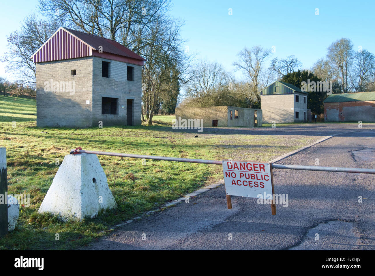 Imber Dorf, Wiltshire, UK. 22. Dezember 2016. Das Wetter.  Wintersonne auf dem verlassenen Dorf Imber, Salisbury Plain Wiltshire. Imber wurde von der britischen Armee für Schulungszwecke im 2. Weltkrieg beschlagnahmt, die Vertriebenen Dorfbewohner nie zurückgegeben. Begrenzten Zugriff auf die öffentlichen, wenn Army Training ermöglicht. © Herr Standfastt/Alamy Live-Nachrichten Stockfoto