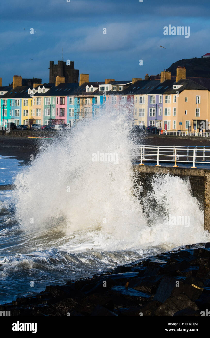 Aberystwyth, Wales, UK. 22. Dezember 2016. Großbritannien Wetter. Als Sturm Barbara, die zweite benannte Sturm der Saison, erhält Stärke und treibt Norden nach Schottland, die System-Kluppen Aberystwyth an der Westküste von Wales und in Kombination mit der Flut, Laufwerke riesige Wellen, die direkt am Meer und Hafen Mauer in dieser kleinen Stadt an der Cardigan Bay Küste der irischen See UK auf Teig Foto © Keith Morris/Alamy Live-Nachrichten Stockfoto