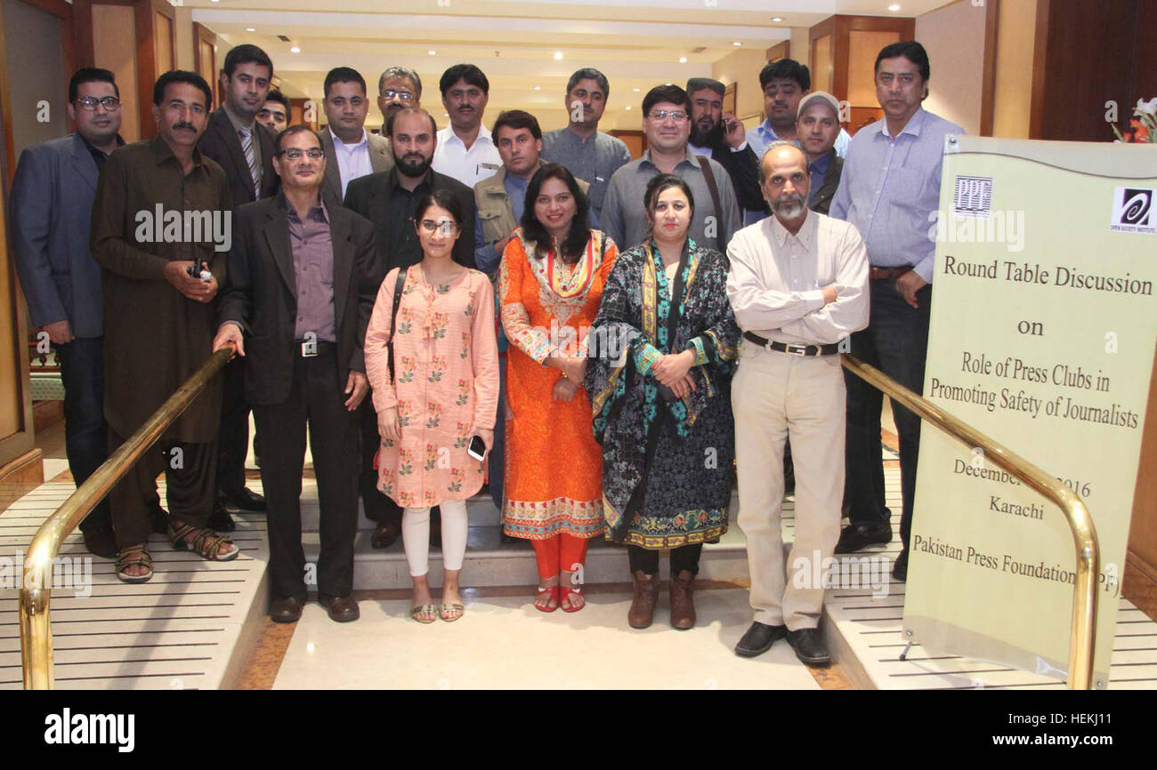 Journalisten sind im Gruppenfoto nach Round Table Diskussion über Sicherheit von Journalisten, im lokalen Hotel Karachi am Donnerstag, 22. Dezember 2016 statt. Stockfoto