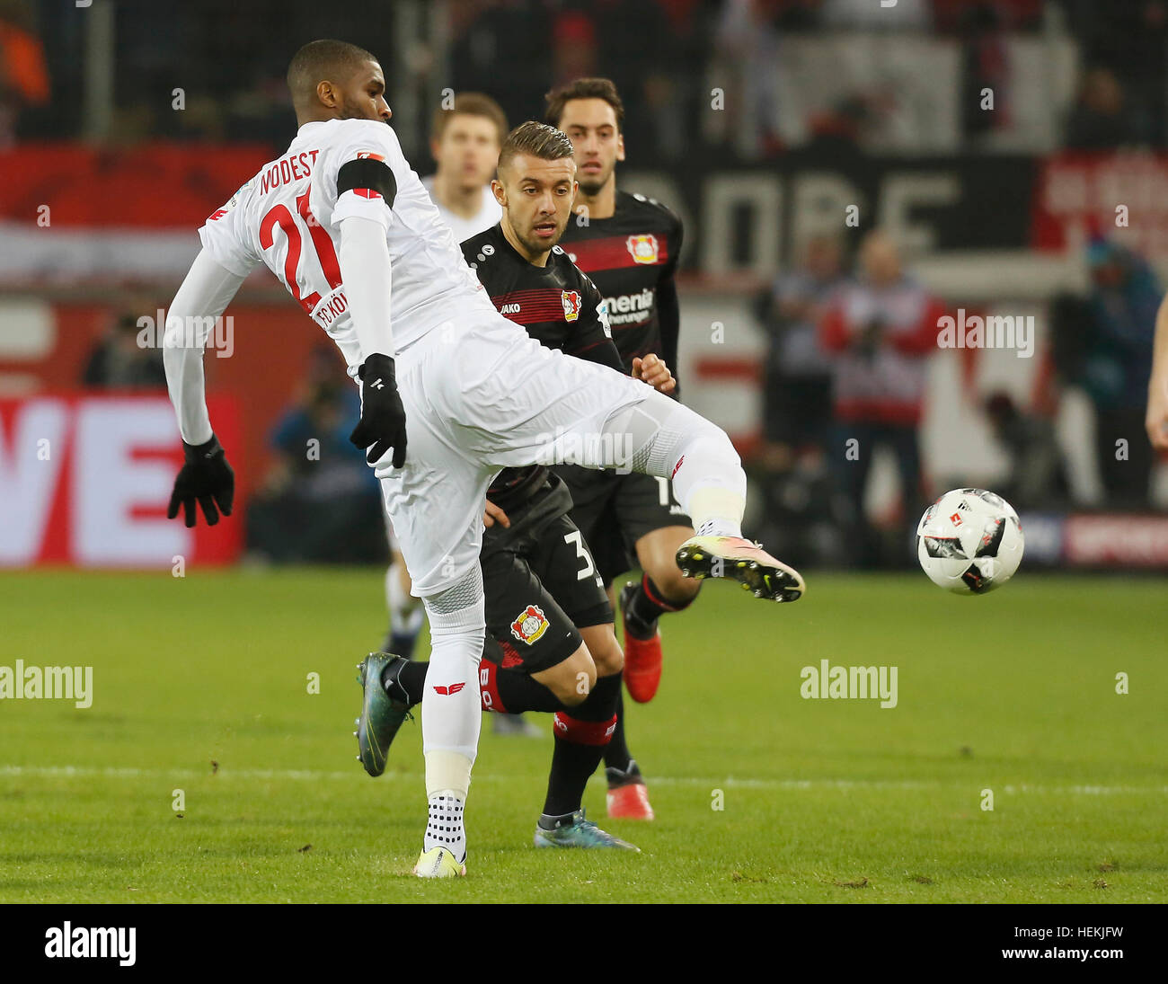 Köln, Deutschland. 21. Dezember 2016. Bundesliga-Spieltag 16, 1. FC Köln - Bayer Leverkusen: Bekämpfung von Anthony Modeste (Köln, L) Vs Vladlen Yurchenko (Leverkusen). © Jürgen Schwarz/Alamy Live-Nachrichten Stockfoto