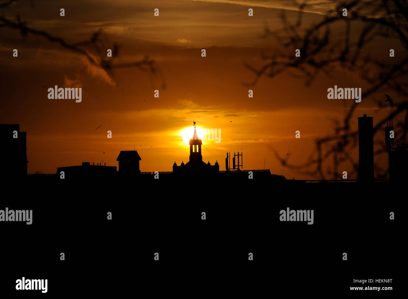 Brighton Sussex UK 23. Dezember 2016 - einen wunderschönen Sonnenaufgang über Brighton College Glockenturm heute Morgen, als Sturm Barbara wird voraussichtlich später heute mit Windgeschwindigkeiten bis zu 90 km/h in Schottland Foto genommen von Simon Dack Credit erreichen Großbritannien getroffen: Simon Dack/Alamy Live News Stockfoto