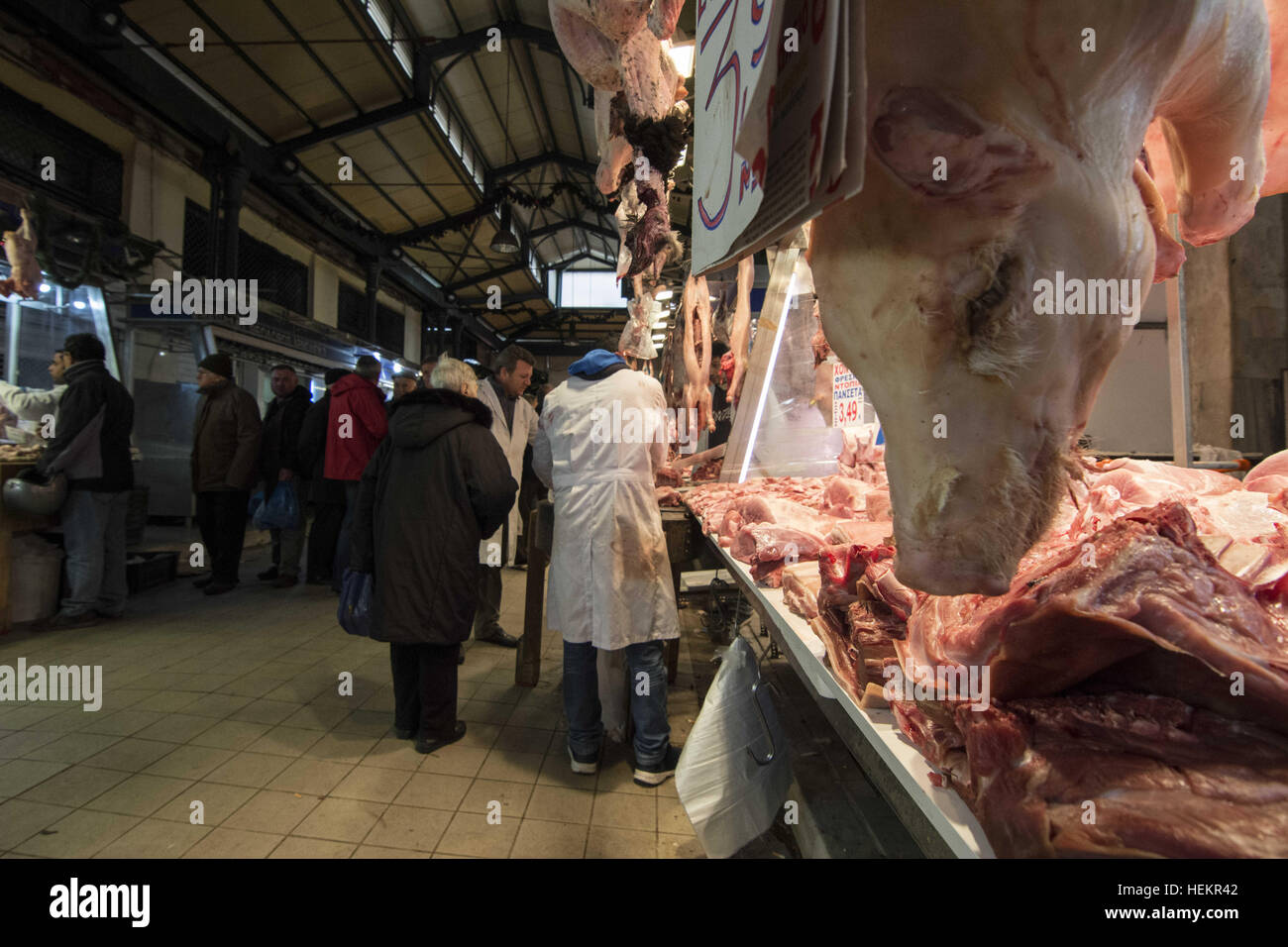 Athen, Griechenland. 23. Dezember 2016. Wird über ein begrenztes Budget für das sechste Jahr in Folge, besuchen Athener Varvakios Agora, der zentrale Fleisch- und Fischmarkt von Athen, Shop für Weihnachten. © Nikolas Georgiou/ZUMA Draht/Alamy Live-Nachrichten Stockfoto