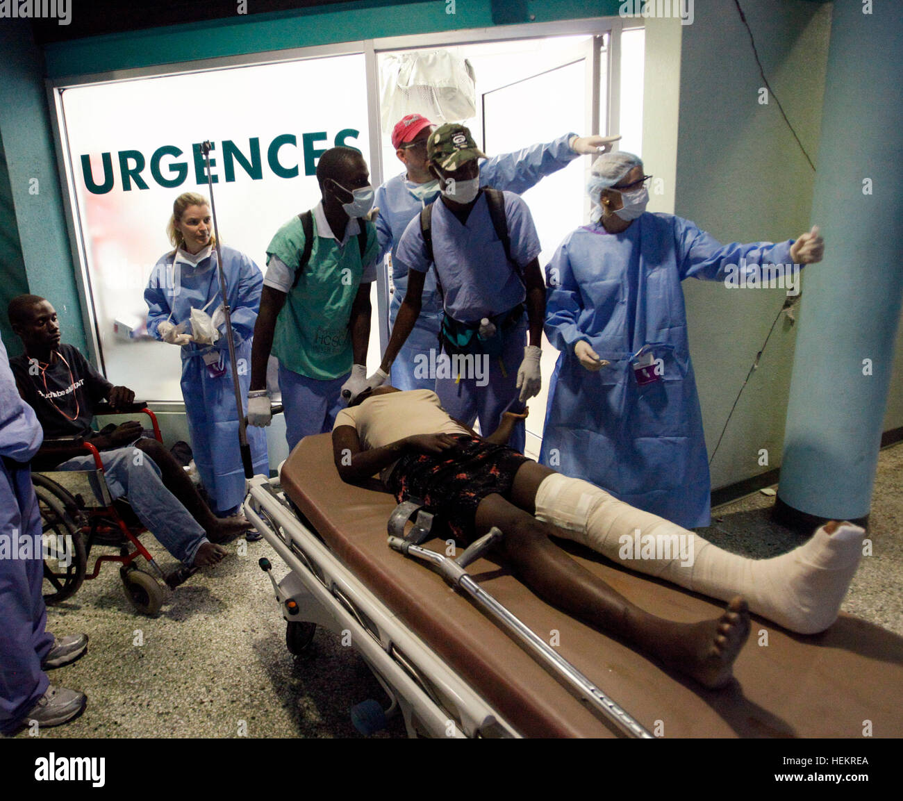 23. Dezember 2016 - Port-Au-Prince, Florida, US - 011810 (Lannis Waters/The Palm Beach Post) PORT-AU-PRINCE, HAITI - wird ein Patient aus der Notaufnahme am Klinikum Sacre Coeur in Port-au-Prince gebracht. Mangel an Versorgungsmaterialien mittlere Gliedmaßen amputiert werden, die eingespart werden könnten oder Menschen kann sterben. (Kredit-Bild: © Lannis Wasser/das Palm Beach Post über ZUMA Draht) Stockfoto