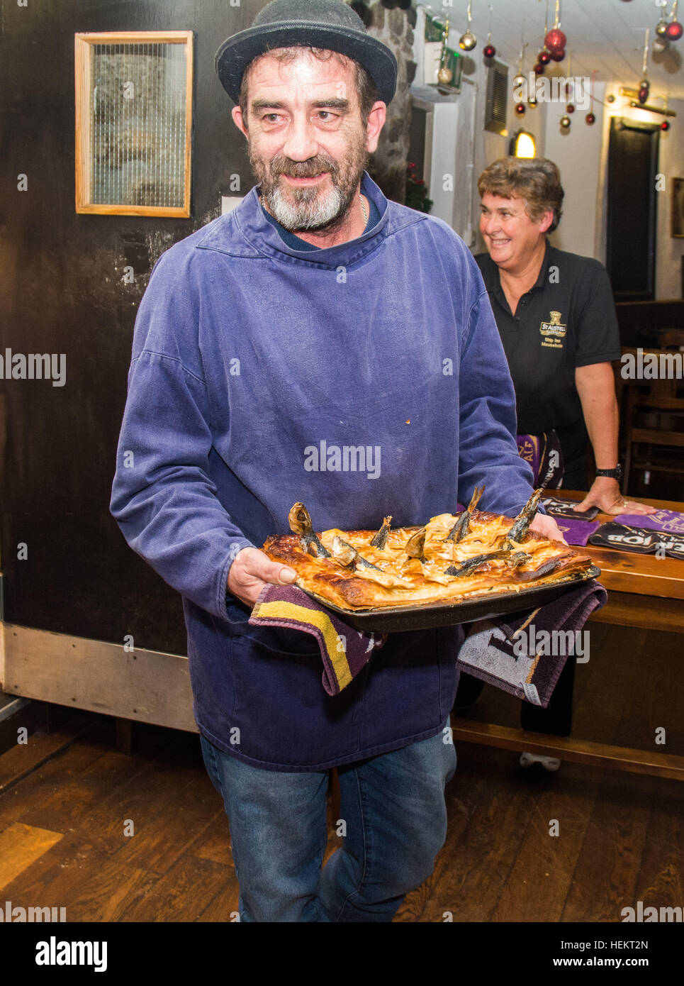 Mousehole, Cornwall, UK. 23. Dezember 2016.  Tom Bawcocks Silvester feiern in Mousehole. Die Legende besagt, dass Tom Bawcock Mousehole vor Hungersnot gerettet ausgehen zu Fisch in einen schweren Sturm. Während des Festivals ist eine Stargazy Torte gemacht und im the Ship Inn kostenlos serviert.  Barbara Sturm nachgelassen just-in-Time für das Festival gehen mit klarem Himmel erscheinen eine Stunde vor die Prozession beginnen. Bildnachweis: Simon Maycock/Alamy Live-Nachrichten Stockfoto