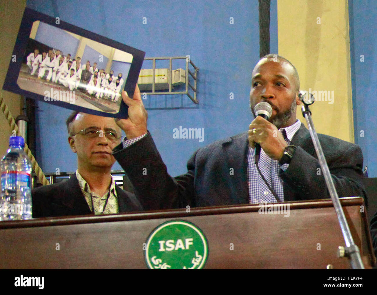 Am 22. Oktober veranstalteten Offiziere der US-Armee im Hauptquartier der ISAF eine Sportdemonstration für das Afghanistan National Taekwondo Federation Junior Team, bei der sechs Mädchen und elf Jungen im Rahmen eines Jugendprogramms Kampfkunst, Teamarbeit und sportliche Techniken im Fitnessstudio zeigten. Stockfoto