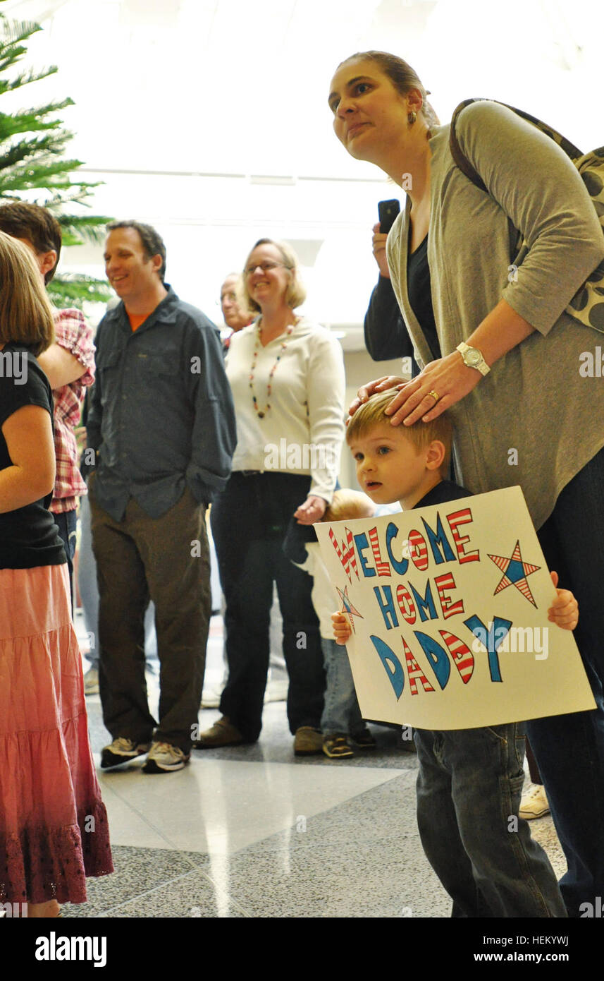 Familie, Grüße Freunde und Mitstreiter der Virginia Nationalgarde Soldaten aus dem Fort Belvoir-basierte 29. Infanterie-Division am Richmond International Airport Okt. 27 wie die Soldaten nach dem Dienst in Afghanistan seit Anfang Dezember 2010 nach Hause zurückkehren. Ca. 72 Virginia und Maryland Nationalgarde Soldaten kehrte in die Vereinigten Staaten 20 Okt. und Vorsorgeuntersuchungen und Verwaltungsaufgaben im Camp Atterbury, ind., für den Übergang aus dem aktiven Dienst zurück zu Nationalgarde Status abgeschlossen und kehrte nach Flughäfen in der Nähe ihrer Heimat des Datensatzes Donnerstagmorgen. Die Soldaten waren anvertrauen Stockfoto