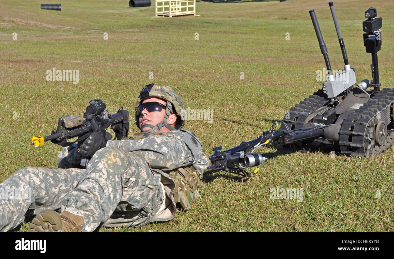 SPC. Aaron S. Carmine Carrollton, Ohio, Infanterist zugewiesen Alpha Company, 1/148, 37. Infantry Brigade Combat Team, ist vor Schaden durch einen Talon Generation 4 während des Trainings am Lager Shelby Joint Forces Training Center, Frl., 29. Oktober 2011 zurückgezogen. Das Explosive Ordnance Ablösung Ingenieur Asset wird von der 37. IBCT Infanterieeinheiten Linie während ihres bevorstehenden Einsatzes in Afghanistan verwendet werden. (Foto von Sgt. Kimberly Lamb Ohio National Guard) (Freigegeben) Du bist hier raus! 481616 Stockfoto