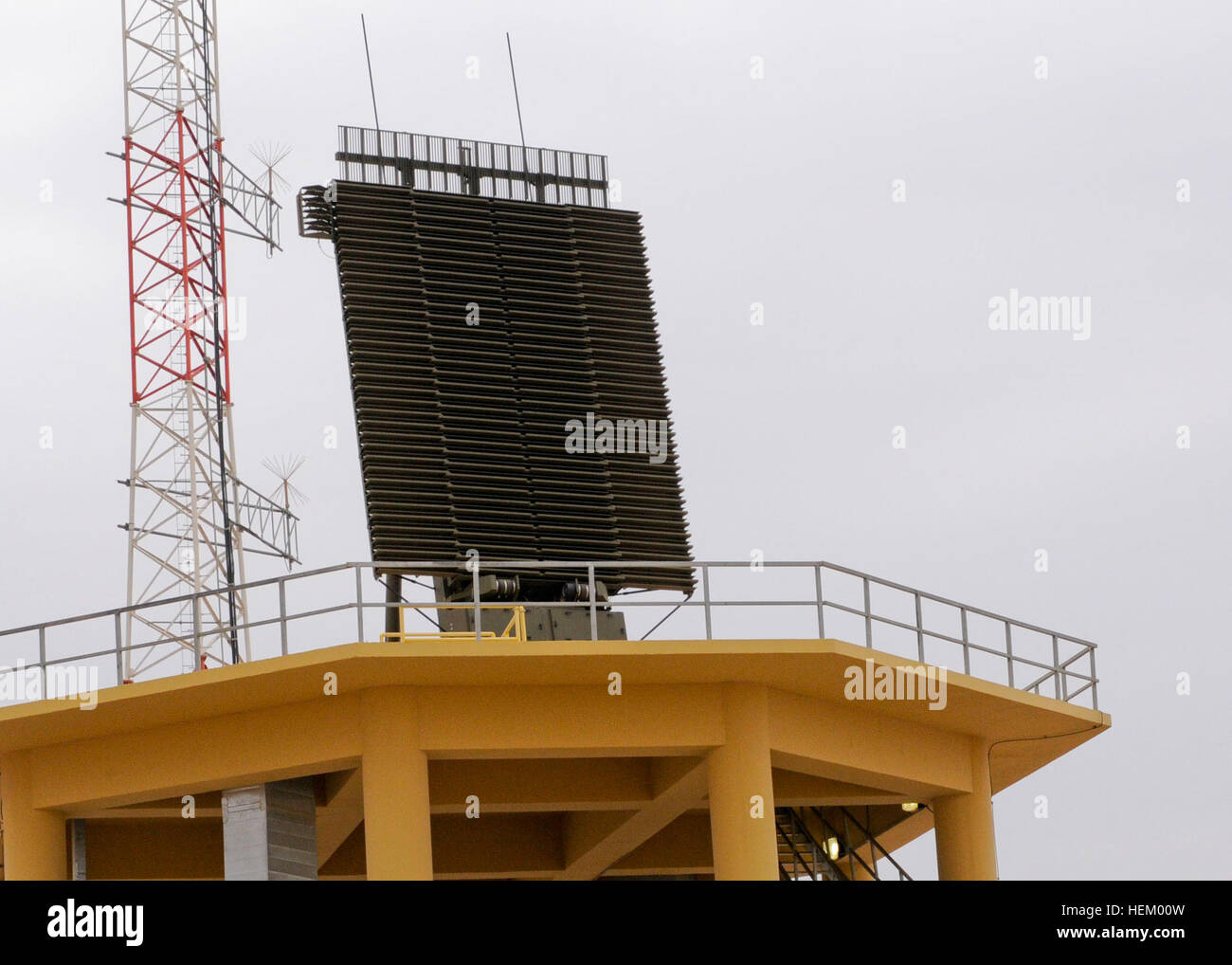 Eine neu installierte Radargerät auf Kontingenz Operating Base Adder wird verwendet, um ein Luft-Verteidigung-Bild für die irakische Luftwaffe zu etablieren. Informationen aus diesem Radar ist mit der Flugsicherung und andere Long-Range Radar im Irak zusammen. Neue Radar zeichnet Iraks Luft Verteidigung Bild 111101-A-JX739-027 Stockfoto