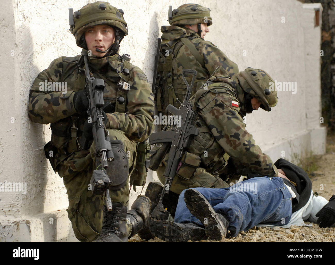 Polnische Armeesoldaten des 18. Airborne Assault Bataillons behandeln einen simulierten verwundete Zivilisten während einer Übung bei der gemeinsamen multinationalen Readiness Center (JMRC) in Hohenfels, Deutschland, 14. Dezember 2006. Hochrangige polnische Militärs besuchten ca. Oximately 500 ihrer Soldaten, die Ausbildung an der JMRC zur Vorbereitung ihres Landes erstmals Einsatz in Afghanistan. (US Armee-Foto von Gary L. Kieffer) (Freigegeben) Polnische Beryl Gewehr EOTech Stockfoto