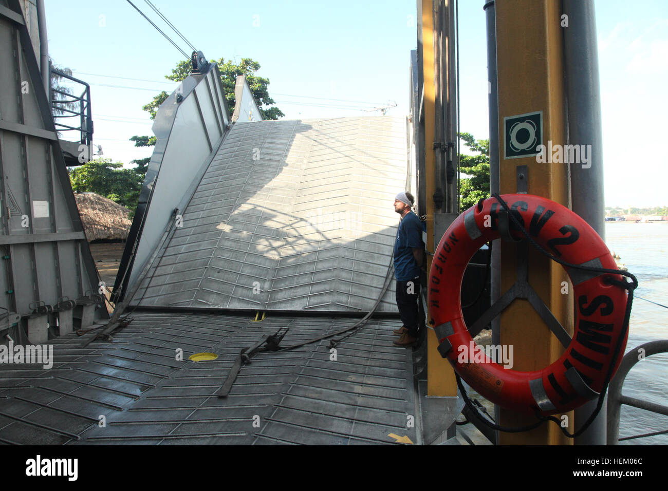 111106-A-IP644-049 SANTO DOMINGO, Dominikanische Republik (6. November 2011) A beauftragt Mariner von hoher Geschwindigkeit Schiff (HSV 2) Swift, bereitet sich auf die Brücke verbindet die HSV-2 zum Hafen in Santo Domingo, Dominikanische Republik zu senken. HSV-2 ist die Dominikanische Republik als Teil des südlichen Partnerschaft Station 2012 besuchen. (Foto: U.S. Army Spc. Jennifer Grier / veröffentlicht) High-Speed Boot Swift-südlichen Partnerschaft Station 2012 111106-A-IP644-049 Stockfoto