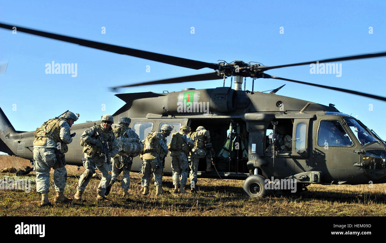 Ein Uh 60 Black Hawk Hubschrauber Combat Aviation Brigade 3 Angriff Hubschrauber Bataillon 1 Aviation Regiment 1st Infantry Division Platz Wie Soldaten Aus Dem 97 Militarpolizei Bataillon Das Flugzeug Geladen Vollspektrum Training Ermoglicht