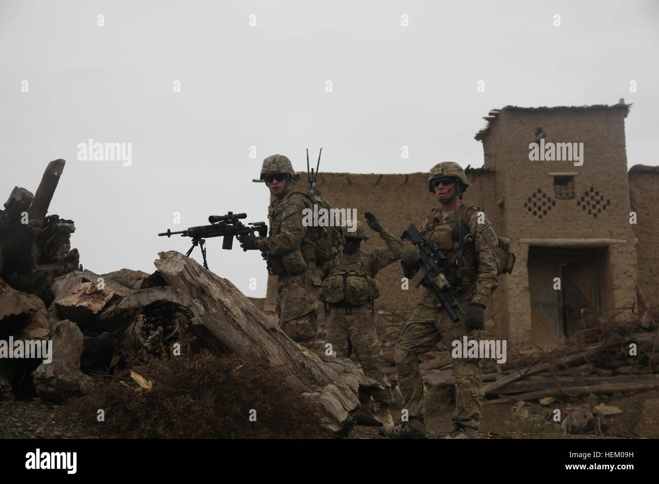 US-Armee Soldaten der Task Force Black Lion, 3rd Platoon, C Company, 2-28. Infanterie-Regiment 172. Infanteriebrigade, bieten Sicherheit, November 10, in der Nähe von Combat Outpost Margah, Provinz Paktika, Afghanistan. Die Soldaten patrouillierten Bereich mit Einheimischen zu sprechen, und um sicherzustellen, dass niemand aus dem Bereich verletzt wurde, während ein gescheiterter Angriff auf Combat Outpost Margah, November 8. (Foto von David Barnes Spc.) Flickr - der US-Armee - Dorf Patrouille (1) Stockfoto