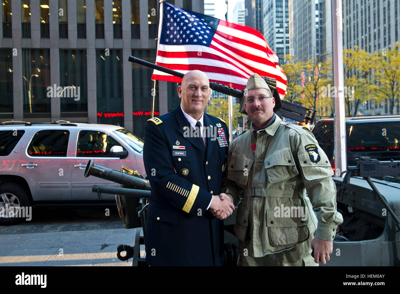 US Army Chief Of Staff General Raymond T. Odierno steht neben einem Veteran in New York City, New York während seines Besuchs in der Veterans Day Parade 11. November 2011 teilzunehmen. (Foto: U.S. Army Staff Sgt Teddy Wade / veröffentlicht) Flickr - der US-Armee - Veteran zu erkennen Stockfoto