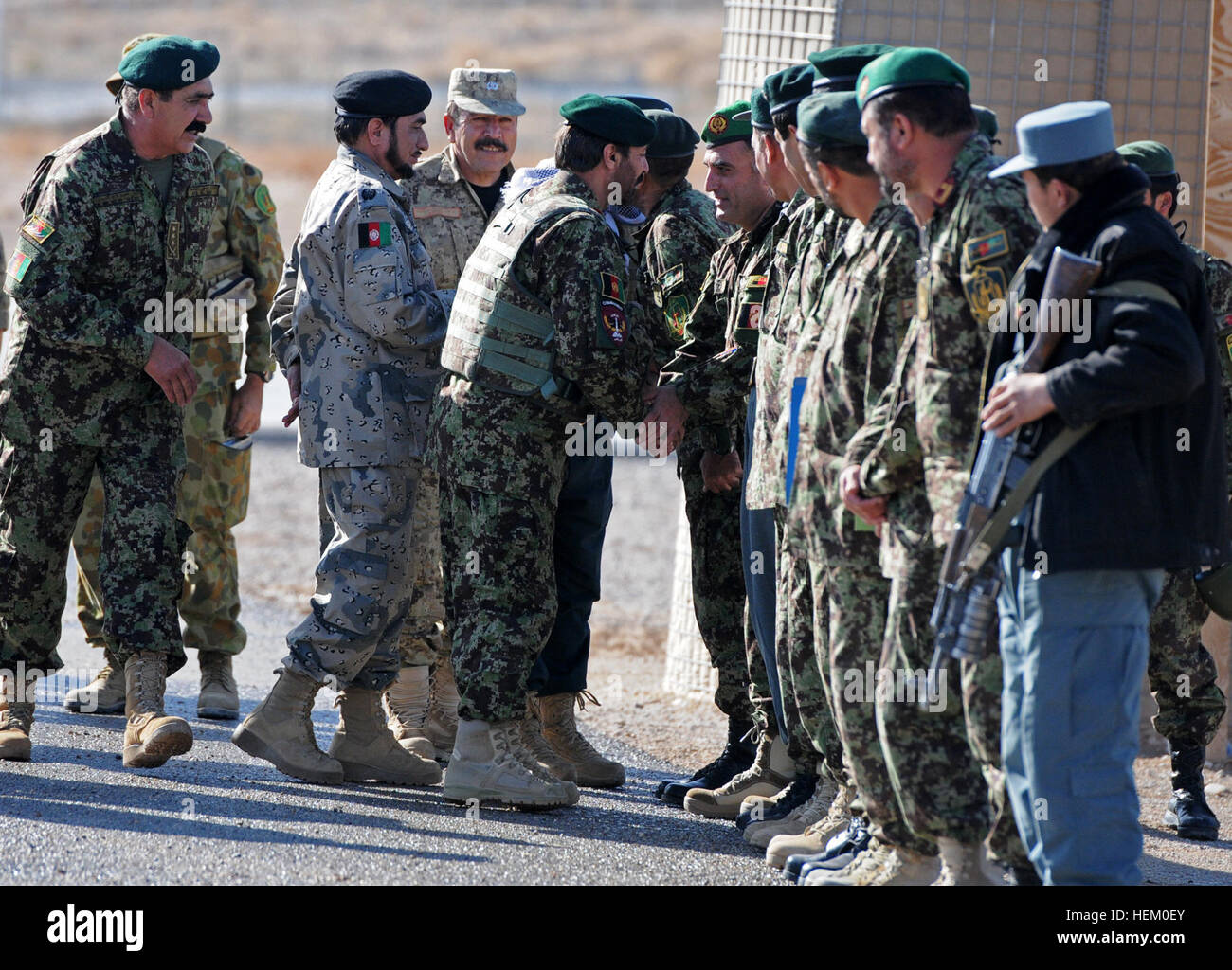 Afghan National Army Major General Abdul Hamid, 205. Korps-Kommandeur, Oberst Abdul Wazir, 2. Brigade, 205. Korps-Executive-Officer und afghanischen Grenze Polizei Major General Khogyani Tafsir Kahn, 3. Zone ABP-Kommandant, Grüße anderen afghanischen Führung nach ihrer Ankunft am vorwärts operative Basis Eagle, die kombiniert Team Zabul Winter Operationen wieder kurz für amerikanischen und afghanischen wichtige Führungspersönlichkeiten, am 16. November zu besuchen. Afghanischer militärische Führung trifft für Winterbetrieb Einweisung 489660 Stockfoto