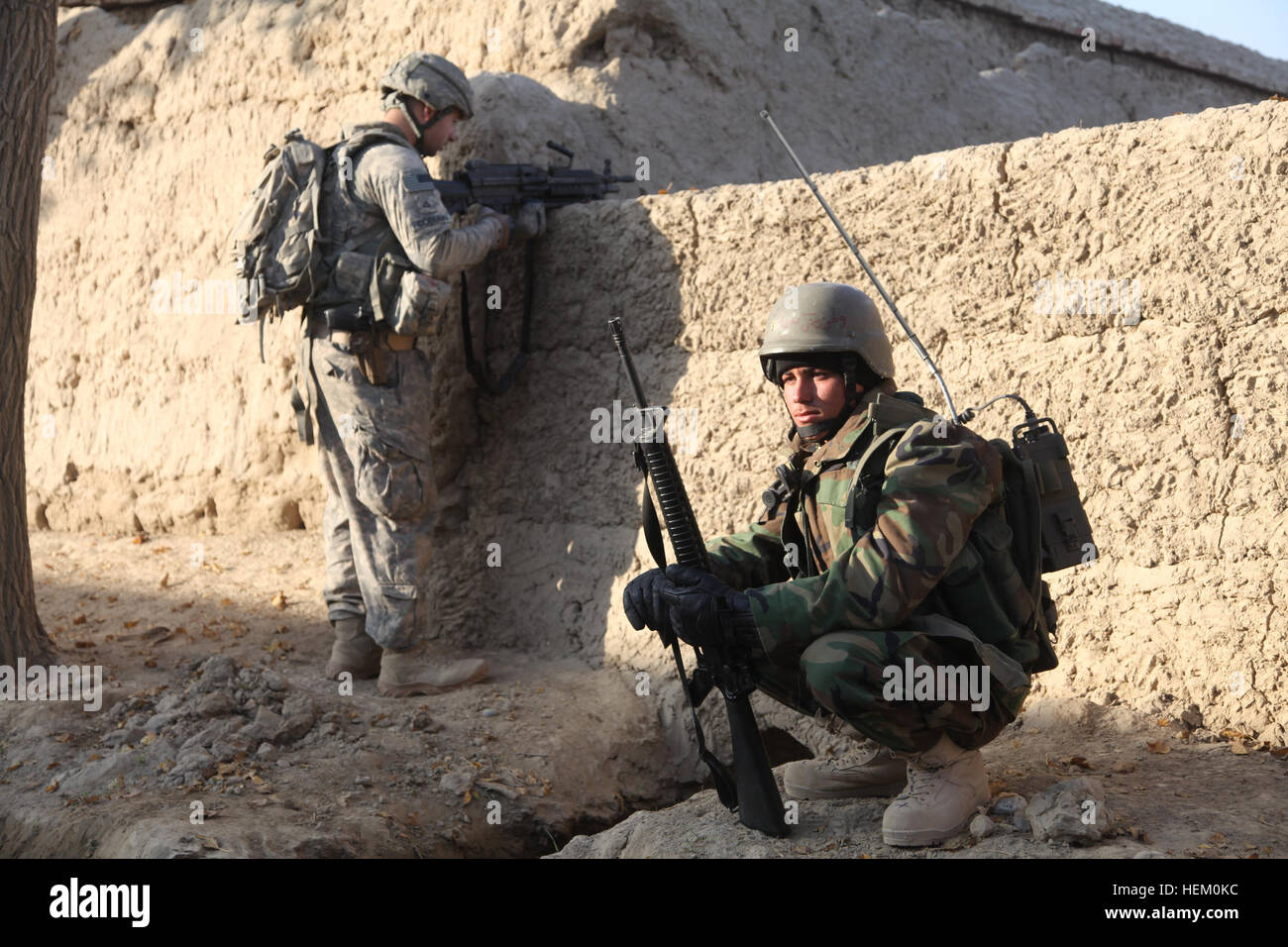 Einen Soldaten der afghanischen Nationalarmee und US Armee Pfc. Corey Coburn eine Korinth, VT, Wohnsitz und ein Kampfingenieur mit Firma A (Pioniere), 86. Brigade spezielle Truppen Bataillon, 86. Infantry Brigade Combat Team (Berg) dienen zur Sicherung Kameraden während sie einen Kordon und Suche, Parwan Provinz, Afghanistan, 23 November führen. Mitglieder der Firma A (Pioniere) und 832nd Ingenieur-Gesellschaft angeschlossen, 1. Staffel, 113 Kavallerie-Regiment führen einen Kordon und suchen um zu suchen möglich nach Hause gemachte Sprengstoffe und die Materialien zu bombardieren. 832nd Ingenieur-Gesellschaft am frühen Morgen Cordon und Suche 3436 Stockfoto