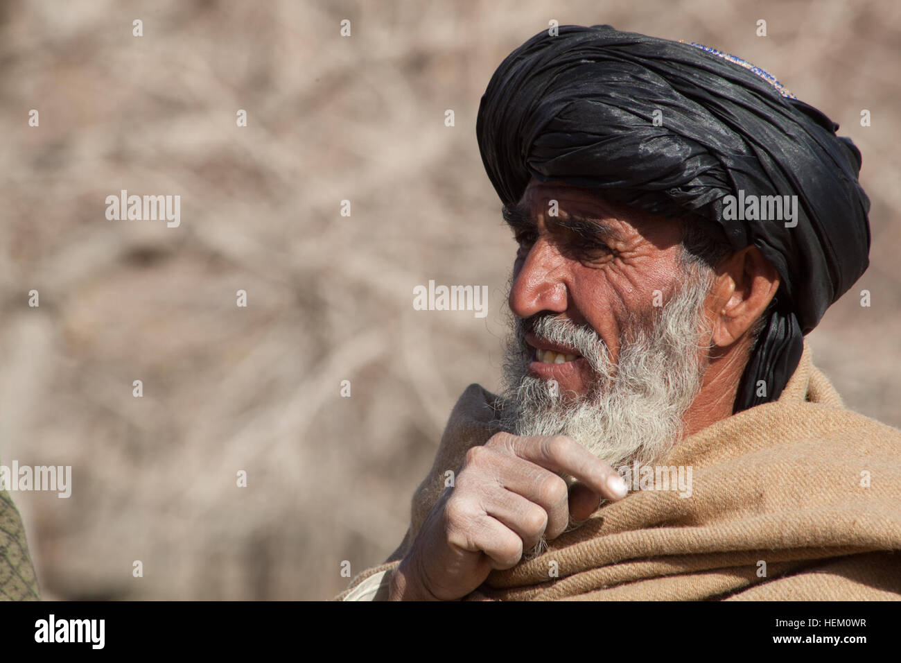 Ein Bewohner von Kari Kalay spricht mit einem Soldaten der 1. Kompanie, 1. Kandak, 2. Brigade, 205. Korps während abgesessene Patrouille, Kari Kalay Zabul Provinz, Afghanistan, 6. Dezember 2011. Die abgesessene Patrouille soll Berichte von improvisierten Sprengkörpern eingelagerten nahe dem Dorf untersucht. Rumänisch und die afghanischen Kräfte in der Provinz Zabul 111206-A-QD683-195 Stockfoto