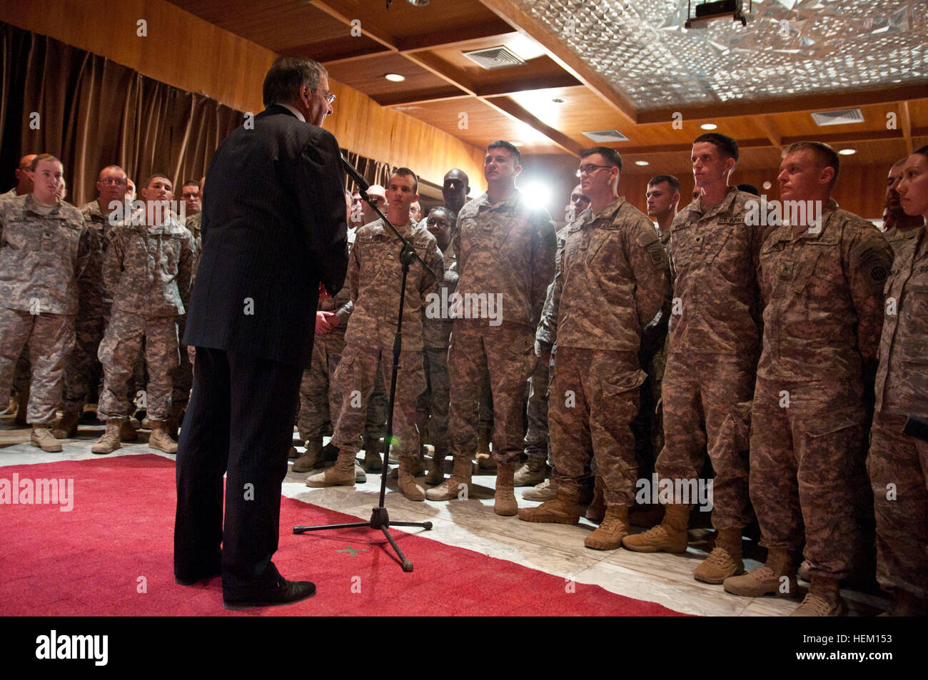 US-Verteidigungsminister Leon Panetta Gespräche mit US-Militärangehörige nach dem Ende der Mission-Zeremonie, die am Ende des Krieges im Irak gekennzeichnet. Ende der Mission Zeremonie 500758 Stockfoto