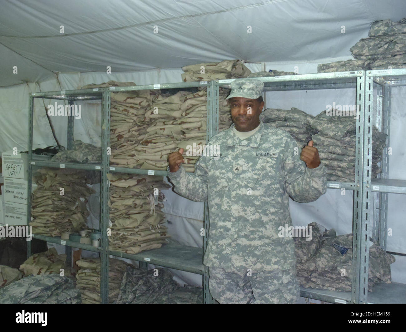 CPL. Horace Roach, 1. Brigade Spezial Truppen Bataillon, 34. US-Infanteriedivision, Camp Arifjan, Kuwait. Roach steht vor der Zone 6 "kostenlose Secondhand-Laden" ausrangierte Uniformen, die sind in der Lage, an Soldaten verteilt werden, die sie benötigen. Roach erhielt vor kurzem eine Münze von Major General Jonathan Ives aus der 364th ESC Befehl Gruppe für seine harte Arbeit und Hingabe an das einheitliche Programm. Roach ist von Long Branch, New Jersey, und ist 1/34. BSTB aus B Truppe an 1/150. Sitz ist in West Virginia. Camp AJ einheitliche Pogram spart Soldaten und die Armee Geld 111216-A-NT401-003 Stockfoto