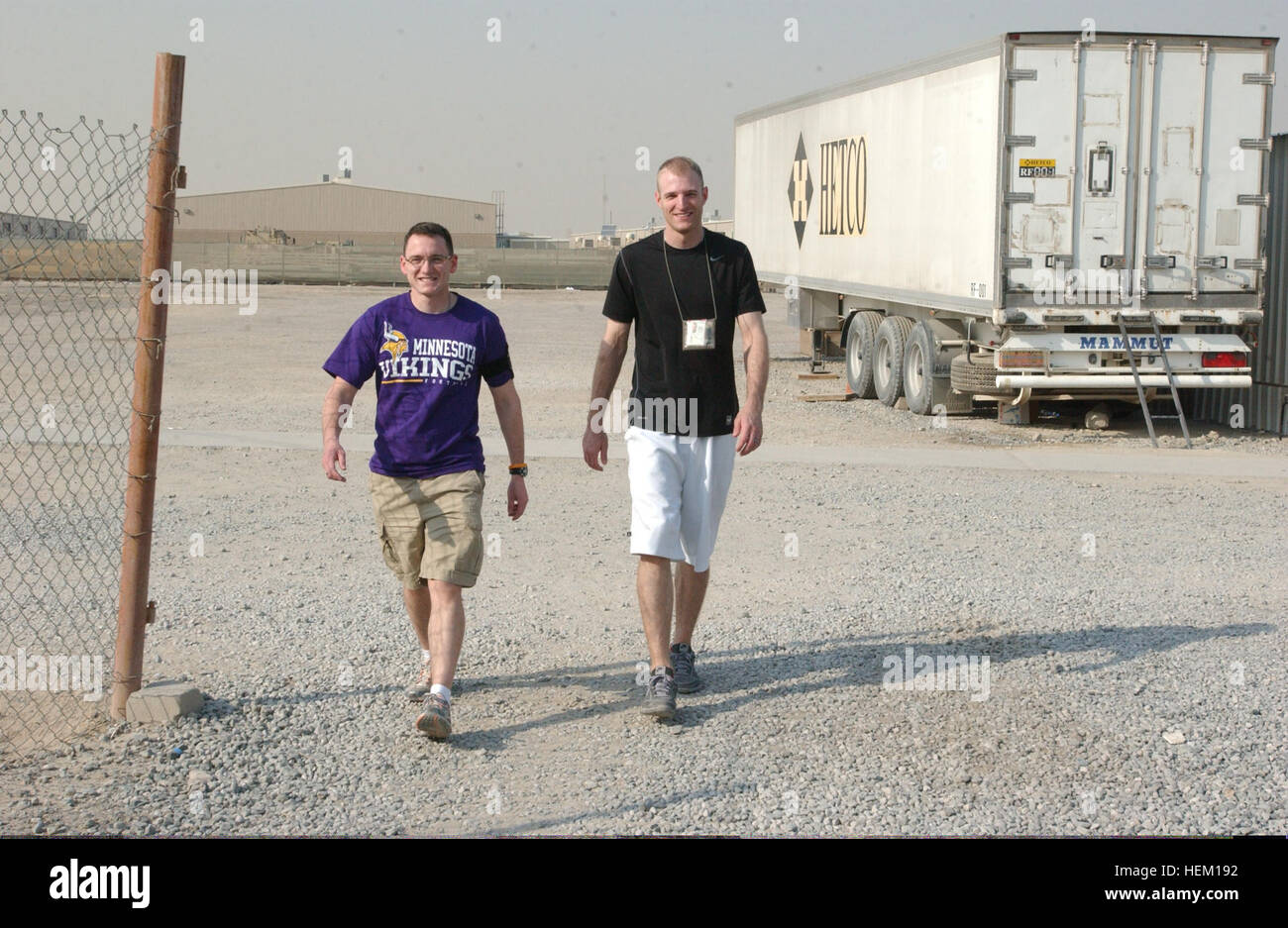 US Army 1st Lt. Michael Krogh, links, und Staff Sgt Anthony Schmidt, beide mit der Army Reserve 364th Expeditionary Sustainment Command, zu Fuß zum Weihnachtsessen in Camp Arifjan Zone II Dining Facility, in Kuwait, 25. Dezember 2011.  (US Armee-Foto von Captain Christopher Larsen/freigegeben) US Army 1st Lt. Michael Krogh, links, und Staff Sgt Anthony Schmidt, beide mit der Army Reserve 364th Expeditionary Sustainment Command, zu Fuß zum Weihnachtsessen am Camp Arifjan Zone II Dining Facility 111225-A-WJ570-102 Stockfoto