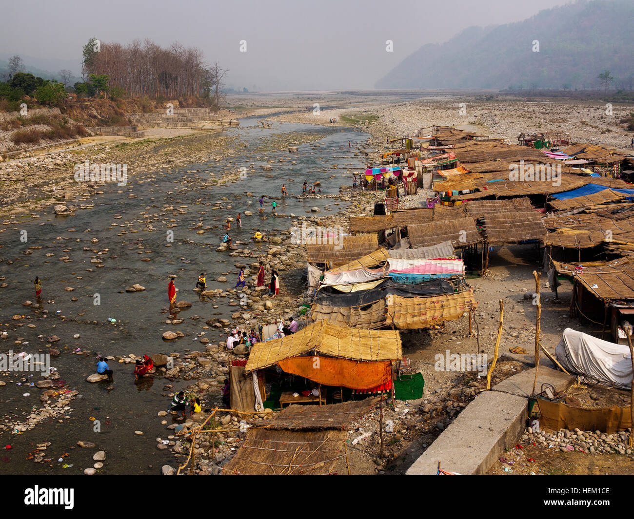 Inder an den Ufern des Flusses Kosi auf Garjia, Uttarakhand, Indien Stockfoto