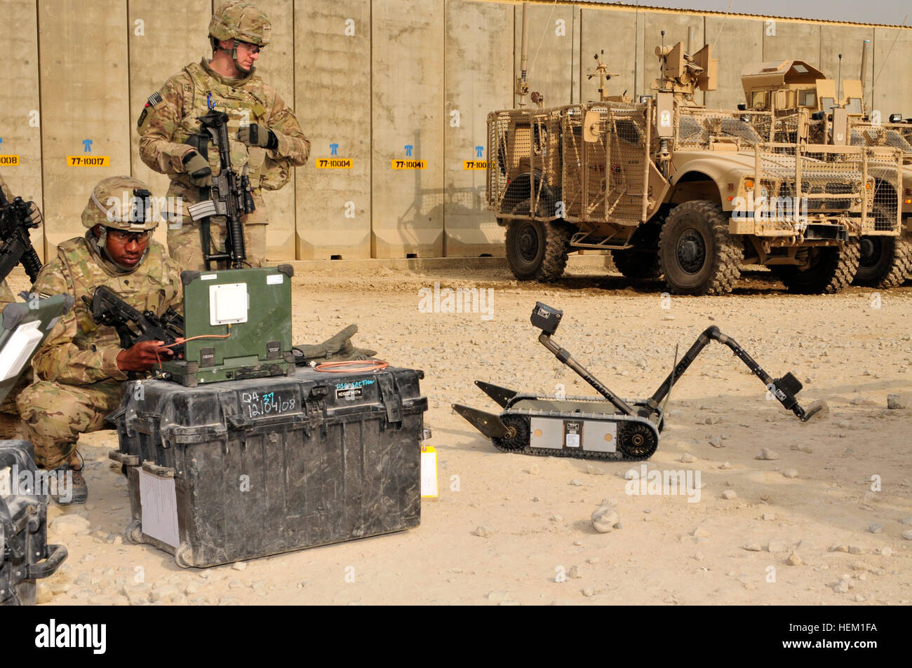 10. Sustainment Brigade Soldaten lernen der PackBot während des Trainings in Bagram Air Field, Afghanistan bedienen zu. Roboter um TF Principato Soldaten gegen IED Bedrohung 508748 Stockfoto