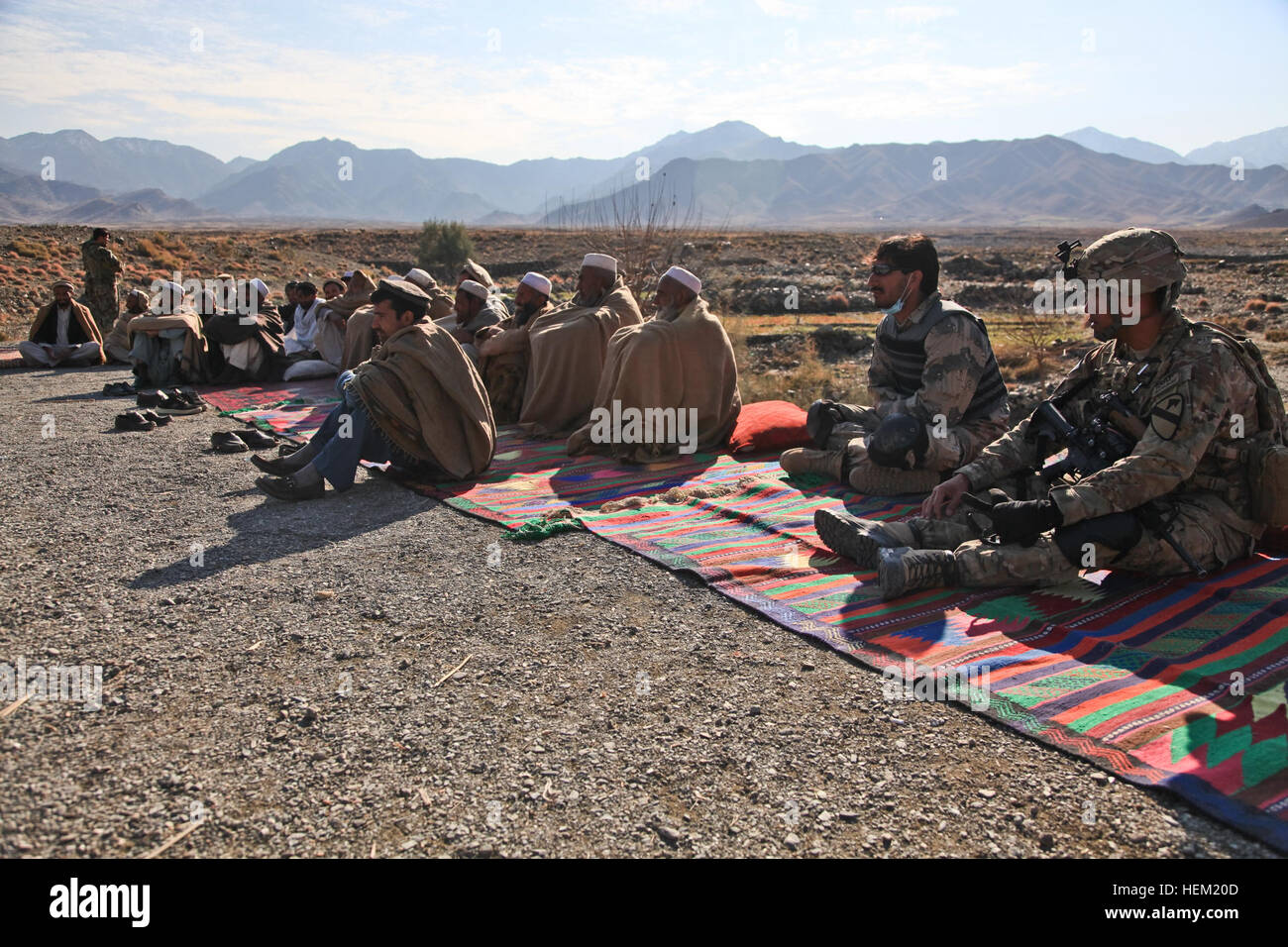 US Armee Command Sergeant Major Isaia Vimoto (rechts), von Pago Pago, Amerikanisch-Samoa, die 1. Kavalleriedivision, Combined Joint Task Force - 1, beteiligt sich neben Mitglied der afghanischen Grenzpolizei bei einem Key Leader Engagement mit Dorfältesten im Stadtteil Khas Kunar Provinz Kunar, Afghanistan, 19. Januar 2012. Der Zweck der Mission war, über eine Straßenprojekt, das die afghanische Regierung finanziert wird, sowie Renovierungen der Bezirk Mitte zu sprechen. Schlachtfeld Zirkulation 120119-A-LP603-048 Stockfoto