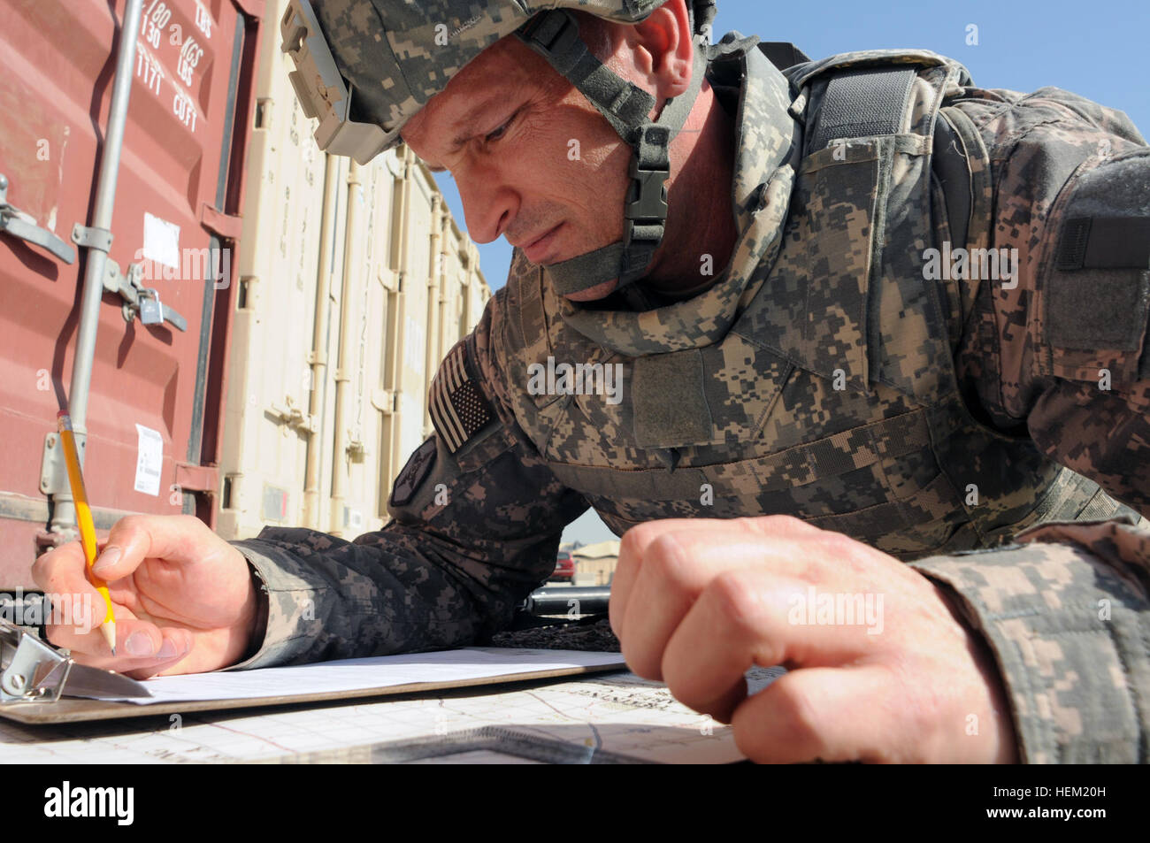 Sgt. Mike Vieira, von Des Moines, Washington, eine Informationssicherung plant Unteroffizier mit den 364th Expeditionary Sustainment Command, plottet Punkte auf einer Karte die Land Navigation Phase des Soldaten des Quartals Board, Jan. 19, im Camp Arifjan, Kuwait. Neun Soldaten kämpften in der Wettbewerb, der die besten und hellsten Köpfe Soldaten über den Befehl präsentiert. Land Navigation 120119-A-PF724-176 Stockfoto