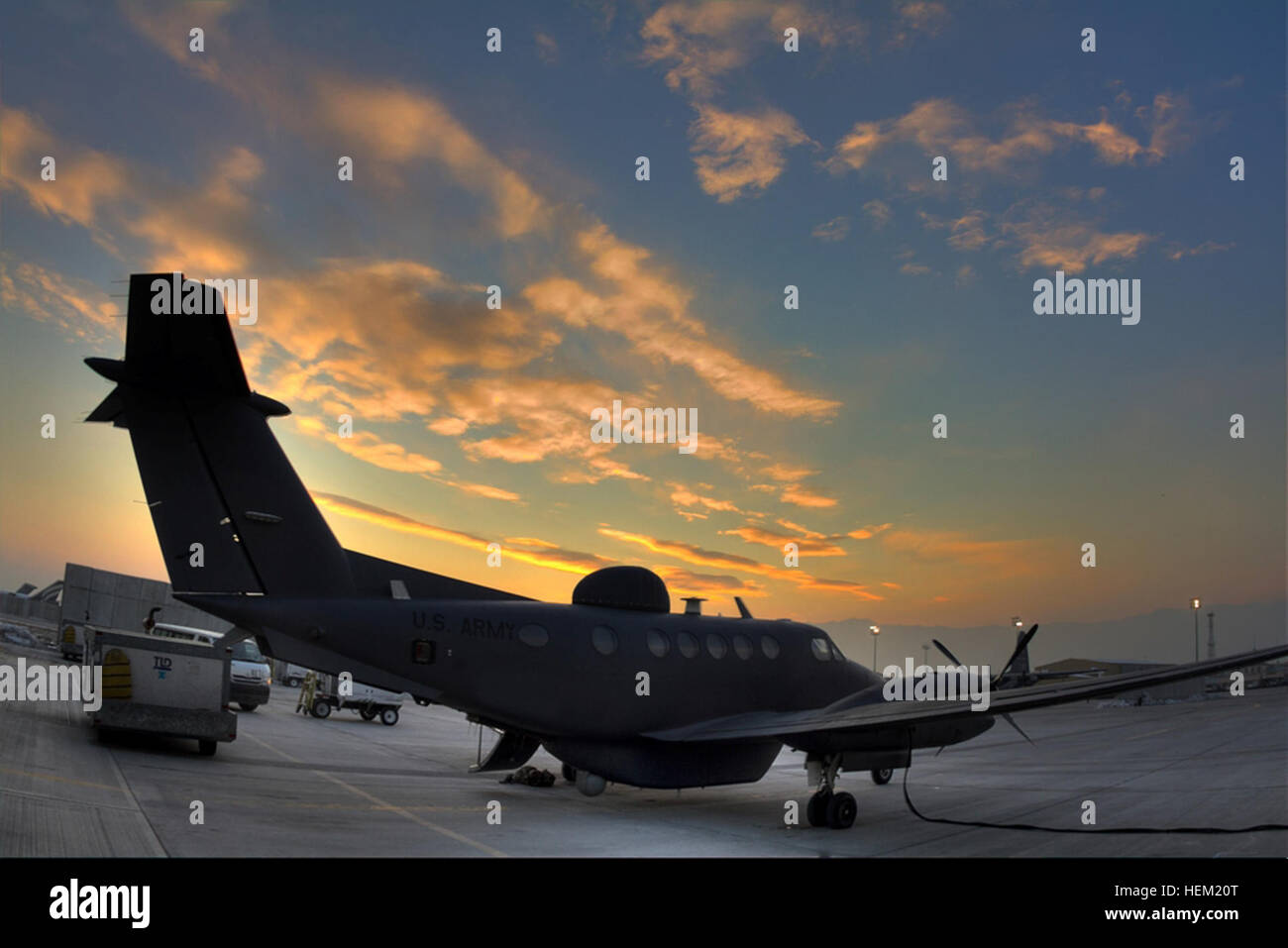 Eine King Air 300 von Bravo Company, 306. Aerial Ausbeutung Bataillon, Task Force beobachten, erkennen, identifizieren und neutralisieren - Afghanistan (TF ODIN - A), sitzt auf der Delta-Ost-Rampe während des Sonnenuntergangs auf Bagram Air Base, Afghanistan. Die Firma B-Soldaten, die pilot und betreiben die Flugzeuge repräsentieren 11 Army National Guard Zustand Flug Ablösungen. Abteilung 54 unterstützt ISR den Himmel über Afghanistan 541818 Stockfoto