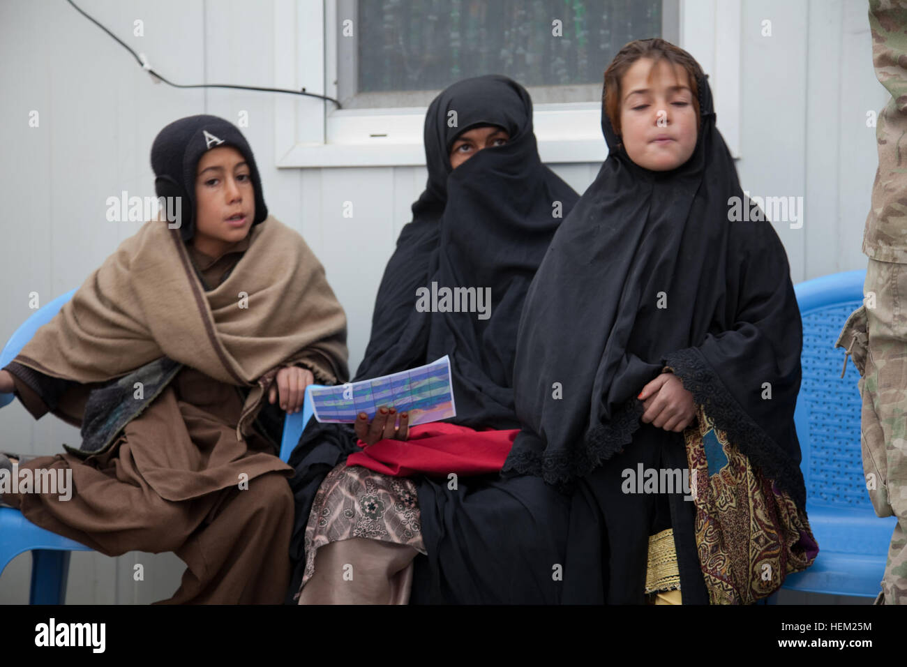 Eine Frau spricht im Frauenzentrum außerhalb der Forward Operating Base Pasab, Provinz Kandahar, Afghanistan, 2. Februar 2012.  Sie stand im Frauenzentrum, Decken und Hüte aus dem weiblichen Engagement-Team für ihre Kinder zu bekommen.  (Foto: U.S. Army Spc. Kristina Truluck, 55. Signal Company COMCAM/freigegeben) Frauenzentrum in Kandahar 120202-A-VB845-023 Stockfoto