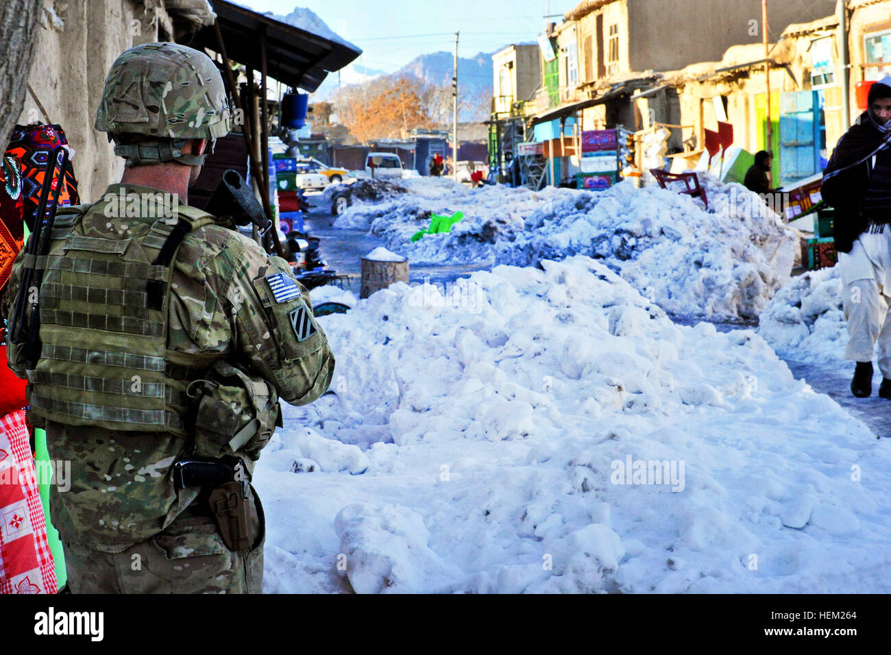 Soldat der Koalition sichert eine Fläche während einer abgesessene Patrouille im Muqer District, Provinz Ghazni, Afghanistan, Jan. 29. Soldaten aus zivile Angelegenheiten und Provincial Reconstruction Team führte die abgesessene Patrouille um die ältesten und wichtigsten Führer im Bereich zu engagieren. Flickr - der US-Armee - demontiert Patrouille (2) Stockfoto