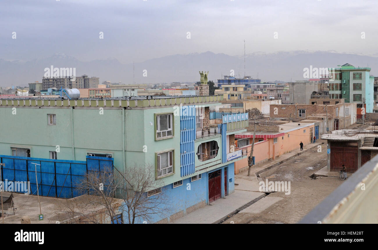 Blick von oben auf ein vierstöckiges Gebäude in Mazar-e-Sharif, Afghanistan, 2. Februar 2012. (37. IBCT Foto von Sgt. Kimberly Lamb) (Freigegeben) 120202-A-LE308-004 Stockfoto