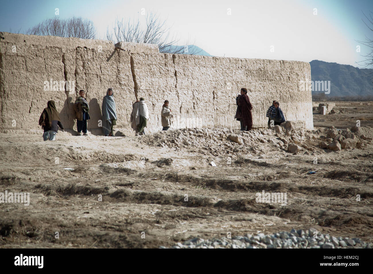 Einheimische Kinder versammeln sich außerhalb eines Gebäudes in der Provinz Kandahar, Afghanistan, 9. Februar 2012.  Die Kinder wurden Soldaten der US-Armee Gruß, wie sie ihre Fahrzeuge demontiert.  (Foto: U.S. Army Spc. Kristina Truluck, 55. Signal Company COMCAM/freigegeben) Betrieb Gritstone ich 120206-A-VB845-005 Stockfoto