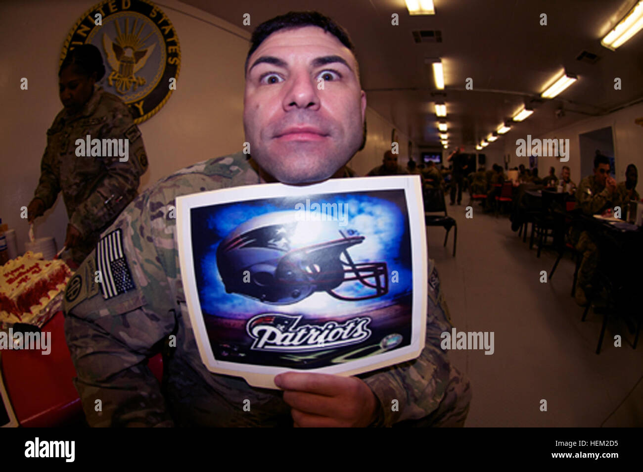 Sgt. 1. Klasse Shawn Joyce von Lynn, Massachusetts, zeigt, die er für die Verwurzelung ist während einer Super Bowl Party in Bagram Airfield, Afghanistan.  Die am frühen Morgen Partei vorgestellten gespendet Pizza eingeflogen aus den USA von "Pizza 4 Patrioten", eine Non-Profit-Organisation, die sich zur Verbesserung der Lebensqualität für Soldaten im Ausland im Einsatz. Patriot stolz 519427 Stockfoto