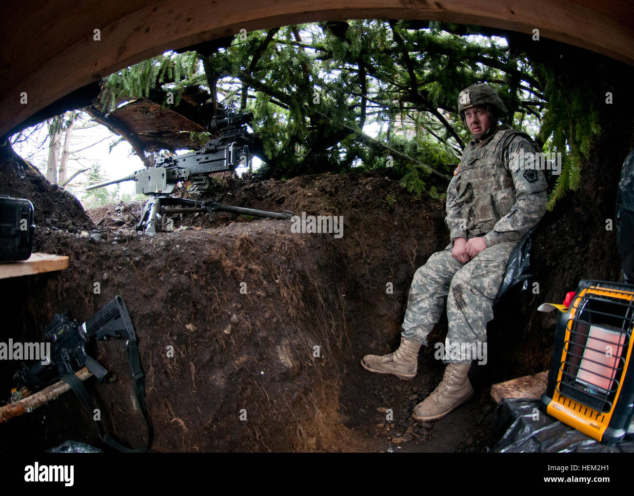 Pvt. Codi Hoffman, ein schweres Gerät-Ingenieur mit dem 617th Ingenieur-Unternehmen, 864th Ing. Bataillon wartet in einem Erdloch Feb. 10, die er und ein paar Kameraden während eines Bataillons-Weitfeld-Trainings auf Joint Base Lewis-McChord, Wash., 3-13 Februar gebaut. Hoffman und dem Rest des Bataillons fanden sich Schwerpunkten Infanterie-Stil kämpfen und Verteidigung Taktik - ein Ansatz, den das Bataillon nach Ausbildung in Jahren aufgrund der Konflikte im Irak und in Afghanistan gebracht hat nicht mehr als alles andere. Im Graben, 864th Ingenieure bringen zurück "alten Weg der Ausbildung" 120210-A-KH311-044 Stockfoto