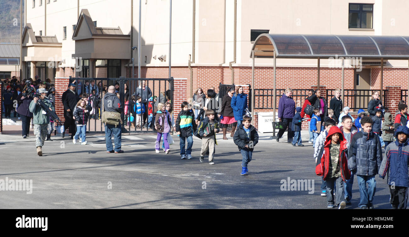 Dozenten und Studierende von Casey Elementary evakuieren die Schule während eine Bombe Drohung Übung im Camp Casey 15 Februar statt. (Foto: Staff Sgt Kenneth Pawlak, 1st Brigade Combat Team, 2nd Infanteriedivision) Adaptive Fokus 2012 528591 Stockfoto