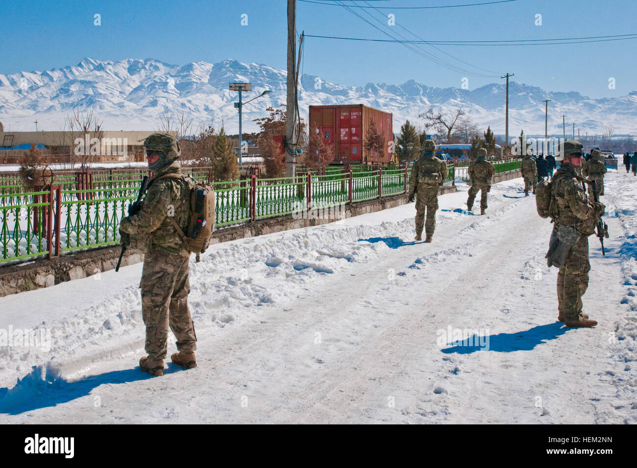 Soldaten aus der Scout Platoon, Headquarters und Headquarters Company, 3. Bataillon, 509. Infanterie-Regiment, Task Force Spartan pause während einer Patrouille in der Stadt Gardez mit einer Einheit der lokalen afghanischen Uniformierte Polizei 16 Februar. Die Scout-Einheit assistierte lokalen AUP auf einer Präsenz-Patrouille in der Stadt. AUP nimmt die Zügel von US-Soldaten in Gardez 120216-A-ZU930-018 Stockfoto