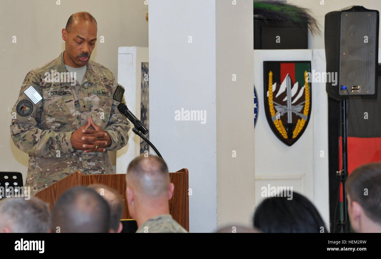 Rear Admiral James W. Crawford III, Kommandant, NATO des Gesetzes Feld Unterstützung Mission/Regel Gesetz Außendienst – Afghanistan, befasst sich mit der United States Forces – Afghanistan African-American/Black History Month Feier in der neuen Kabul Compound. Die Feier beinhaltete Lautsprecher, Gesang, Dichterlesungen und eine historische Darstellung.  Crawford geliefert die Festansprache. USFOR-A Black History Month Einhaltung 120220-A - 001 Stockfoto