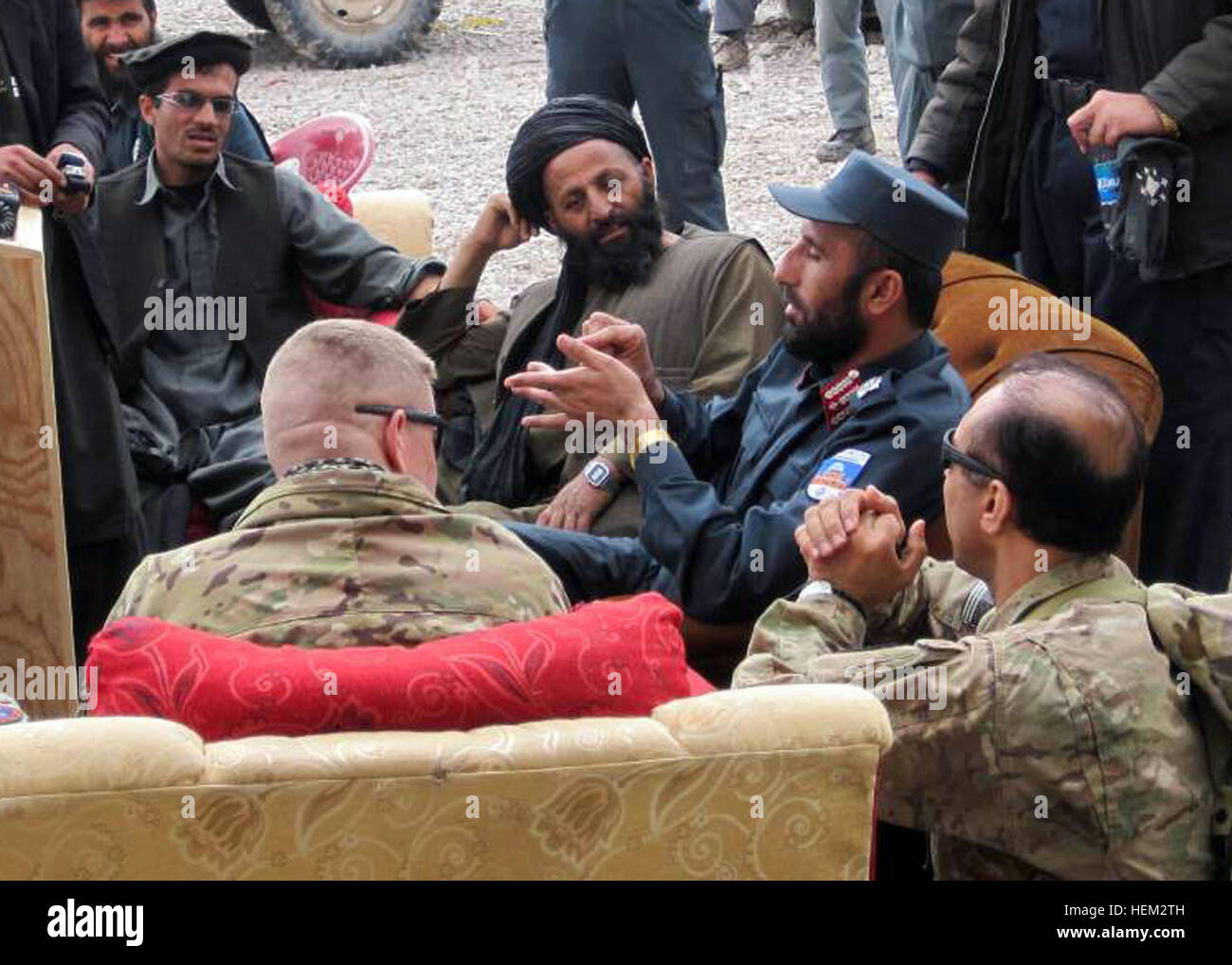 Matiullah Khan, Uruzgan Provincial Polizeichef, bespricht lokale Sicherheitsprobleme mit der Shahid-e Hasas Governor und Polizeichef und Koalition Special Operations Forces nach einem Sicherheit Schura im Bezirk Mitte in Shahid-e Hasas Bezirk, Provinz Uruzgan, Afghanistan, 20 Februar.  Khan fragte, die lokalen Sicherheitskräfte zu äußern ihre Sicherheitsbedenken und Ressourcen benötigen sie von der Landesregierung zu identifizieren.  Khan erklärt auch seinen Befehl Philosophie und Erwartungen für vereint Sicherheit unter allen afghanischen Sicherheitskräfte (Afghan National Army, afghanische Uniformierte Polizei und A Stockfoto