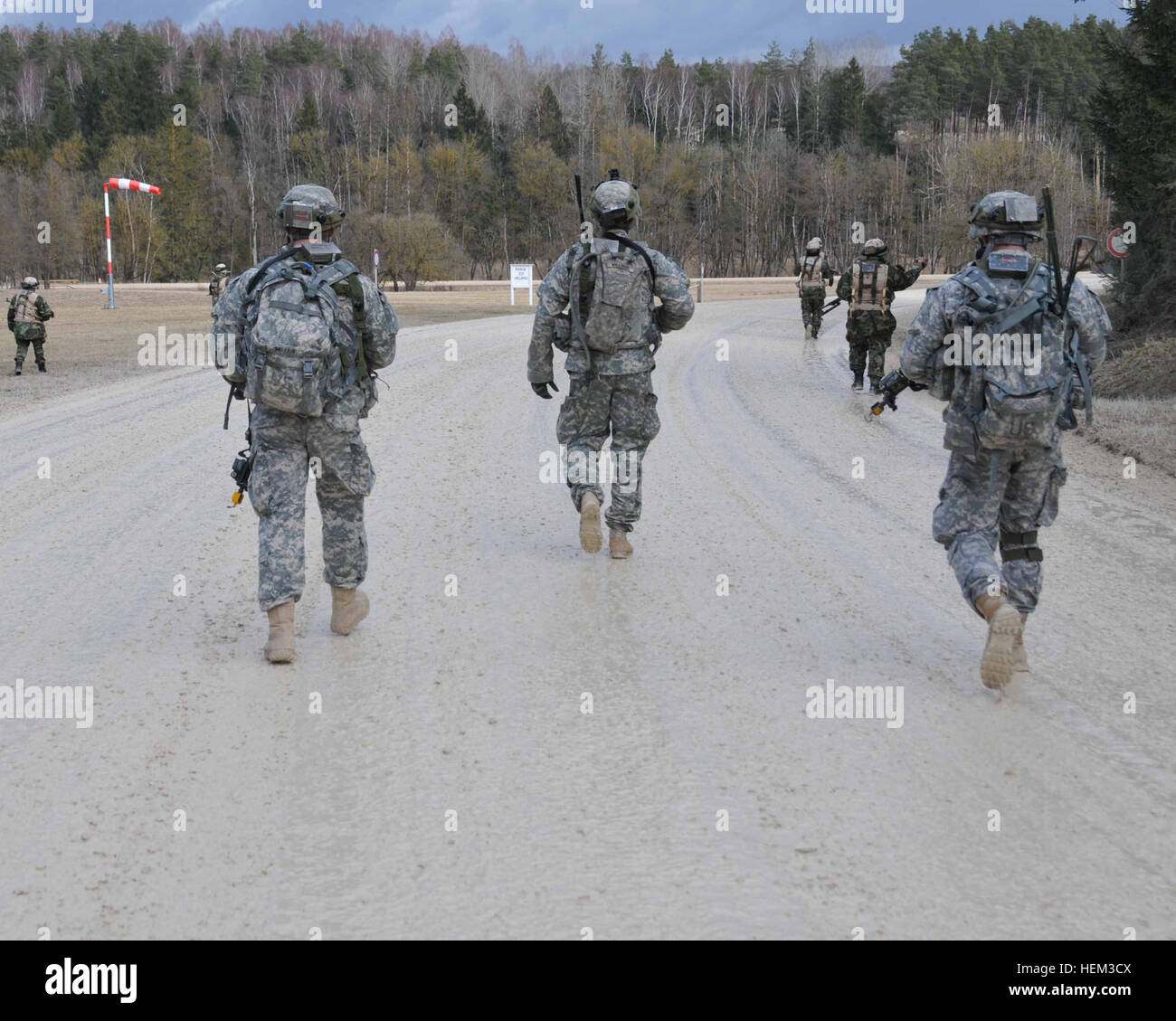 US-Armeesoldaten aus 3rd Platoon, Dog Company, 1. Bataillon, 503. Infanterieregiment, 173rd Airborne Brigade Combat Team (ABCT) und bulgarische Soldaten, afghanische Nationalarmee replizieren führen eine abgesessene Patrouille während einer Übung auf dem Truppenübungsplatz Grafenwöhr in Grafenwöhr, Deutschland, 8. März 2012. Der US-Armee 173. ABCT, Europas schnelle Eingreiftruppe, führt eine Mission Probe Übung bei der Joint Multinational Readiness Center in Vorbereitung auf eine baldige Entsendung nach Afghanistan. Die Übung soll Kampffähigkeiten, Aufstandsbekämpfung Taktgefühl entwickeln Stockfoto