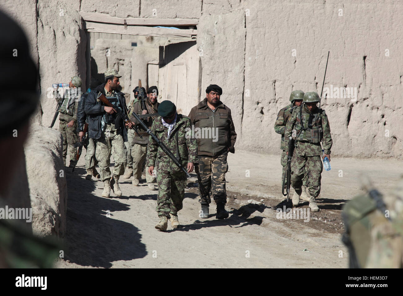 Eine afghanische Nationalpolizei zivile Ordnung Offiziere, neben Afghan National Army Soldaten patrouillieren die Stadt Kolagu, Provinz Paktiya, Afghanistan, 9. März 2012. Nehmen einen Schritt zurück um zu afghanischen nationalen Streitkräfte die Führung zu übernehmen, während der Operation Khoti Kheyl, ihre Präsenz in der gesamten Provinz zu gelangen und, ihrer Stärke und Fähigkeiten demonstrieren zu lassen. Betrieb Khoti Kheyl 120309-A-XF428-369 Stockfoto