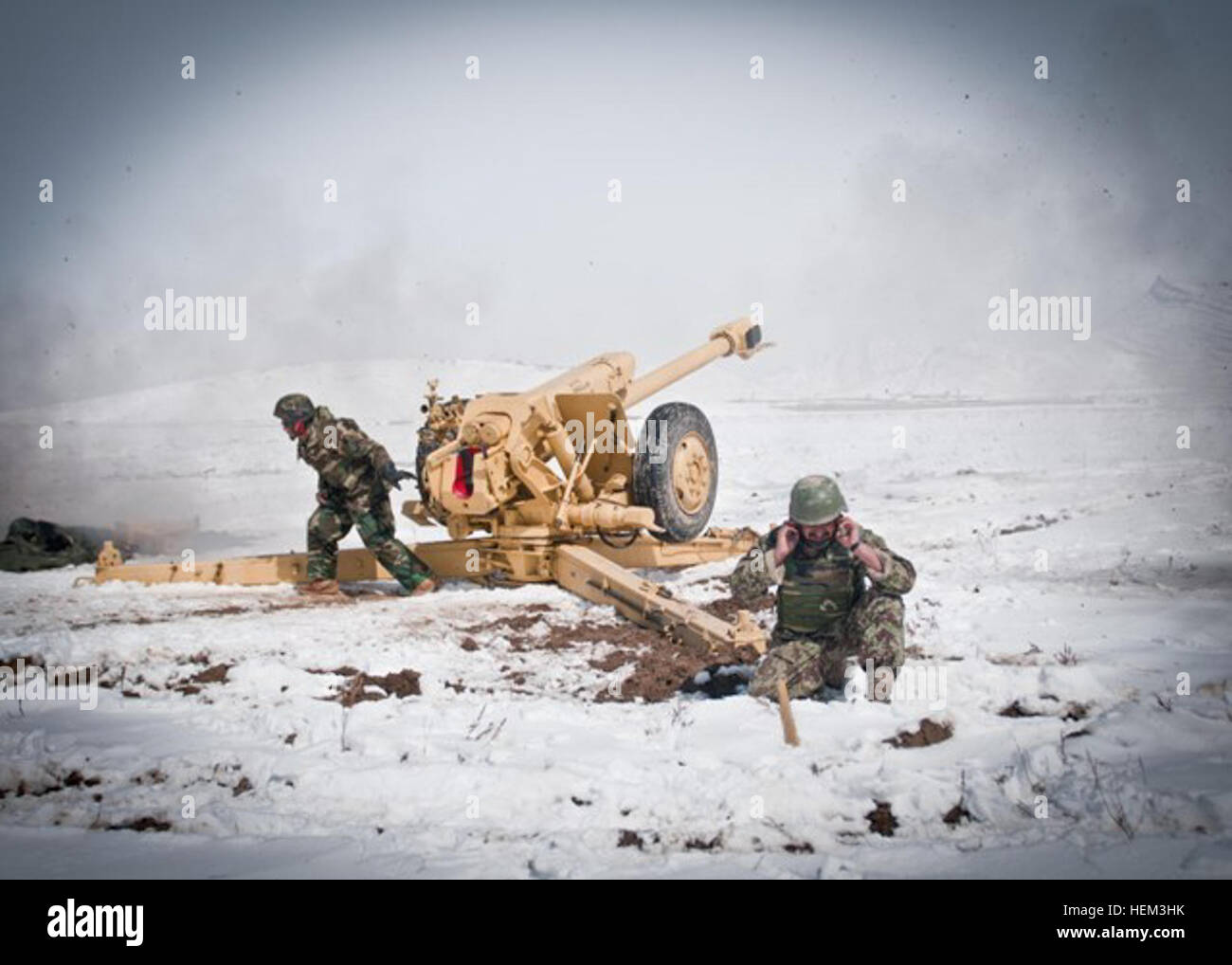 Zwei afghanische Armee Soldaten vom 4. Kandak, 2. Brigade, 203. Korps, Feuer eine Haubitze D30 während einer live-Feuer-Zertifizierung, März 13. Haben erfolgreich zertifiziert, wird die Batterie jetzt, nach vorne Operating Base Orgun-E, Provinz Paktika, zur Unterstützung von Operationen entlang der pakistanischen Grenze neu zu positionieren. (Foto: US-Armee Generalmajor Joseph P. Buccino, Task Force Blackhawk Public Affairs) ANA-Soldaten mit einer Haubitze D30 in 2012 Stockfoto