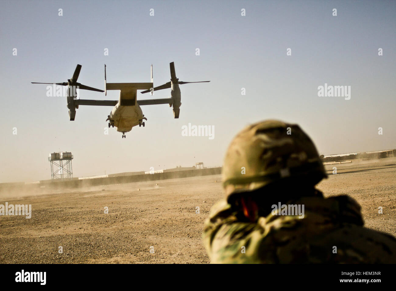 Ein Soldat der britischen Armee mit dem 1. Bataillon, Prinzessin von Wales Royal Regiment, Uhren ein US-Marine Corps MV-22 Osprey Tiltrotor, das Flugzeug aus dem Hubschrauber landet Anblick auf dem Lashkar Gah Training Center in der Provinz Helmand, Afghanistan, 20. März 2012 abheben. Hubschrauberlandeplätze 120320-A-YI377-022 Stockfoto