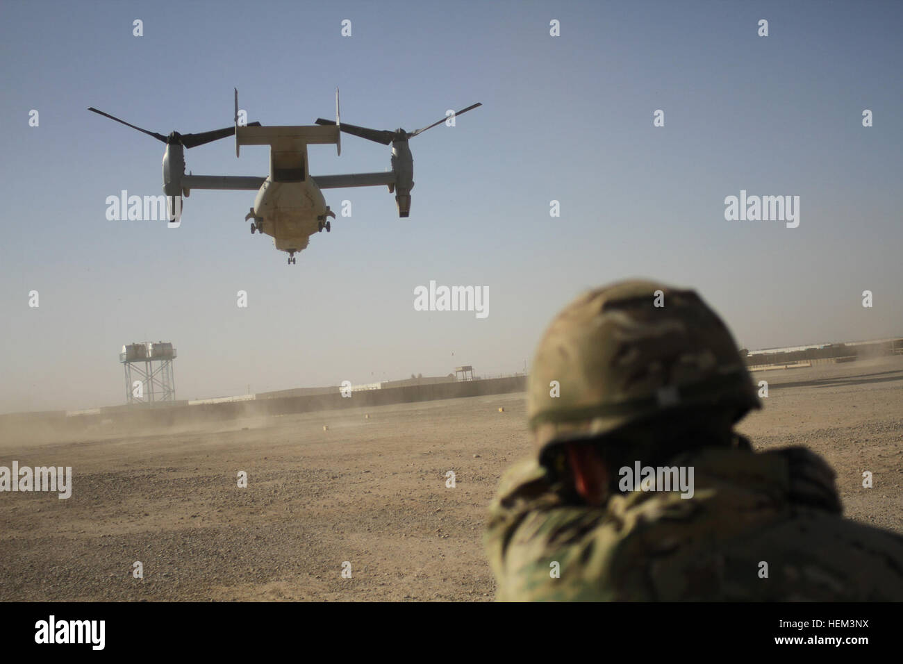 Ein Soldat der britischen Armee mit dem 1. Bataillon, Prinzessin von Wales Royal Regiment, Uhren ein US-Marine Corps MV-22 Osprey Tiltrotor, das Flugzeug aus dem Hubschrauber landet Anblick auf dem Lashkar Gah Training Center in der Provinz Helmand, Afghanistan, 20. März 2012 abheben. Hubschrauberlandeplätze 120320-A-YI377-020 Stockfoto