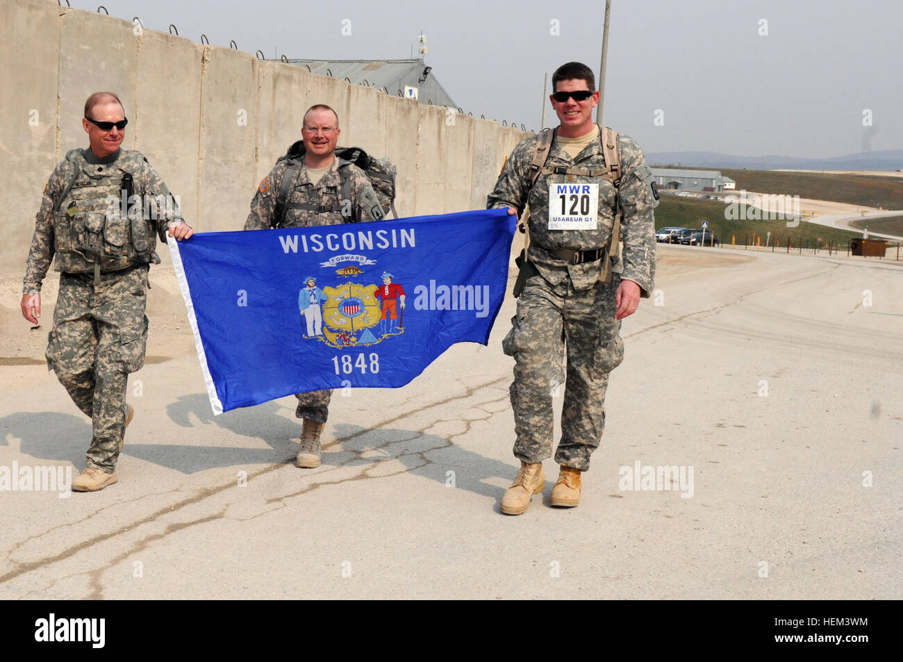 Wisconsin Army National Guard Soldaten (von links nach rechts) Oberstleutnant Kerry Morgan, Chef des Stabes; Oberstleutnant Jon Russell, Operationsoffizier; und Generalmajor Matthew Beilfuss, stellvertretender Operationsoffizier, überqueren die Ziellinie des Todes 13,1 Meilen Bataan Memorial März am Camp Bondsteel, Kosovo März 26. Die Soldaten sind multinationale Kampfgruppe Ost zugeordnet. Task Force Falcon Foto Bataan Memorial Tod März um Camp Bondsteel 791103 Stockfoto